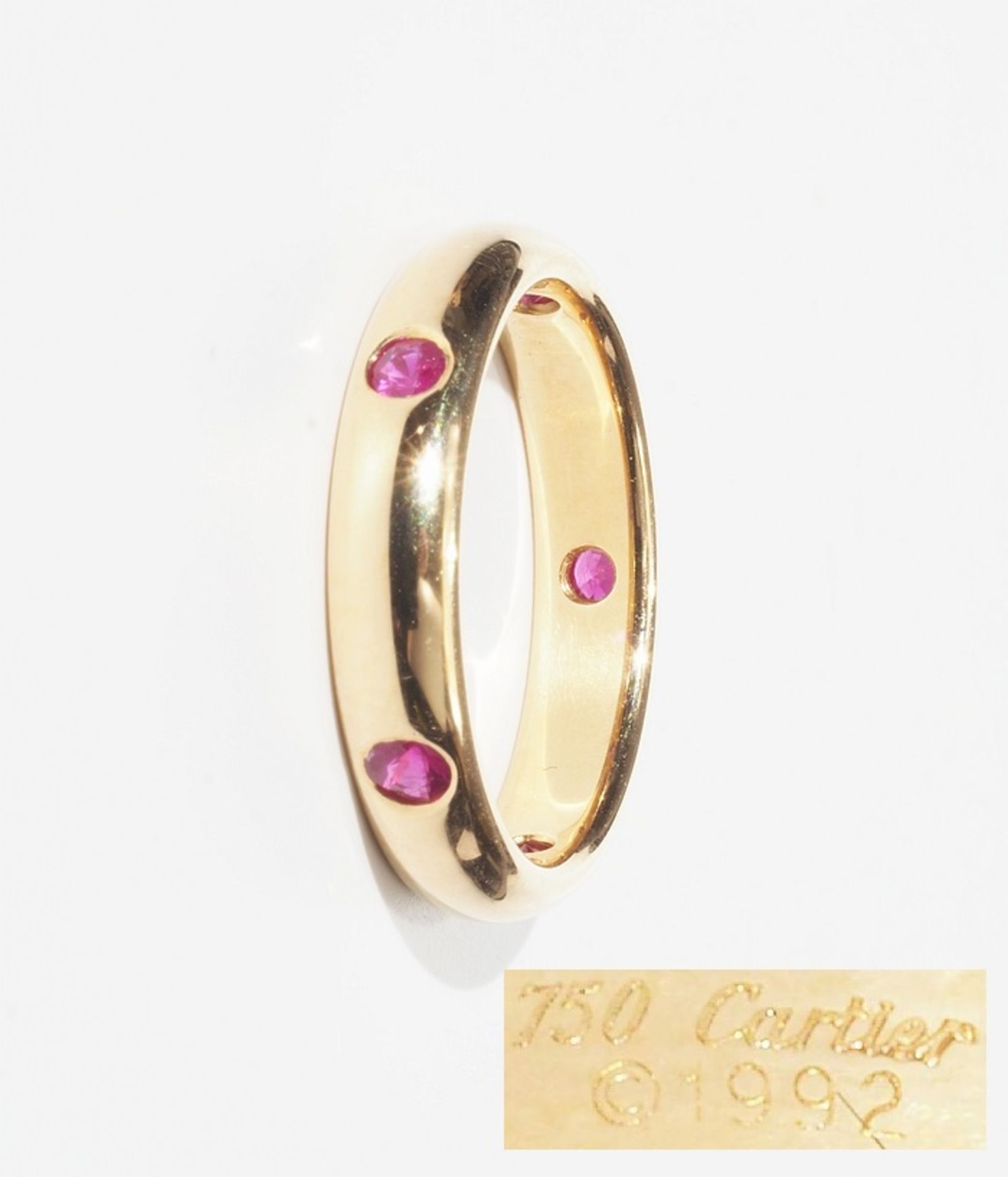 Memoire-Ring, CARTIER Paris. Ringschiene besetzt mit fünf Rubinen, gepunzt: 750 - Cartier - 1992 -