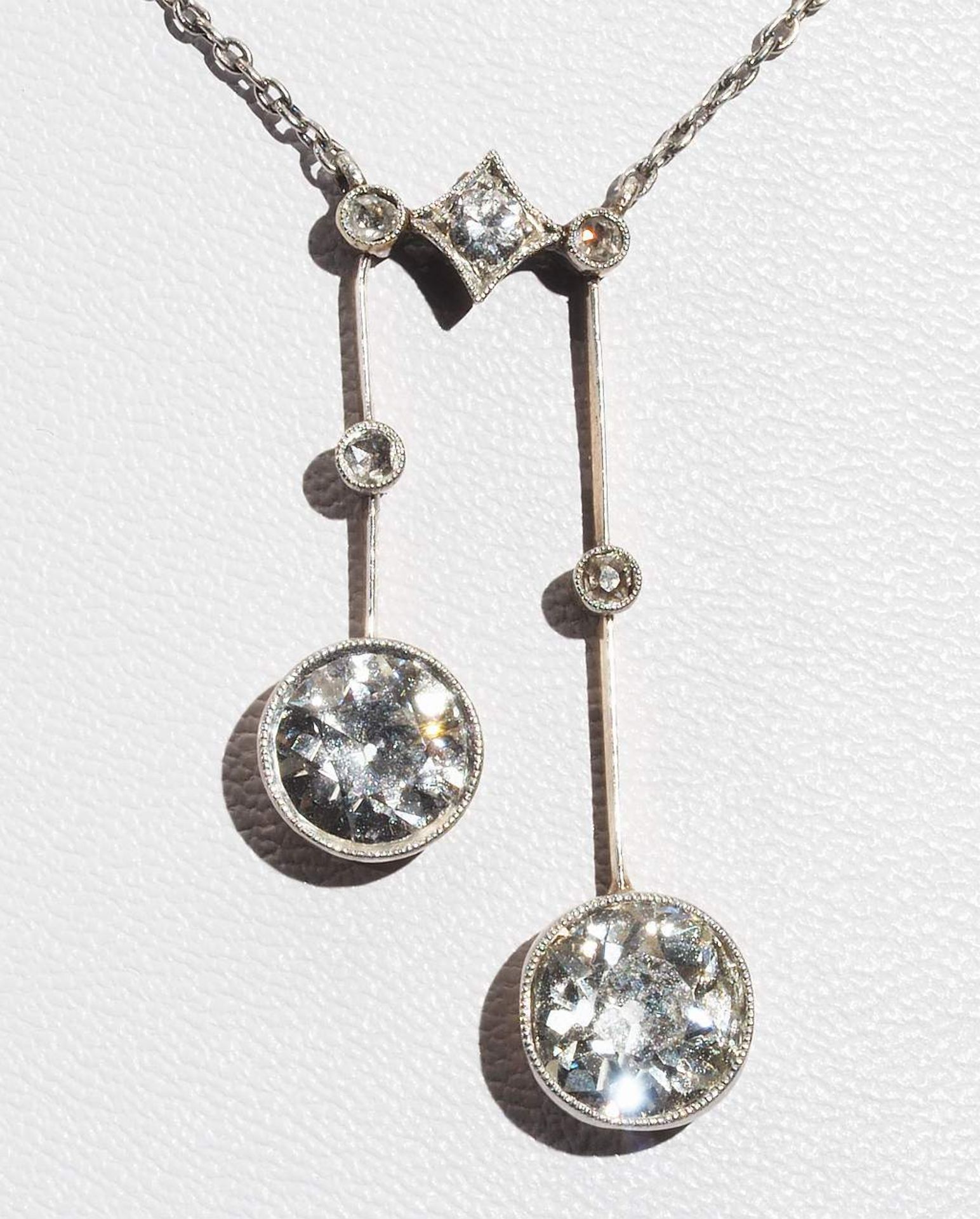 Jugendstil-Collier. An zwei Abhängungen Altschliff-Diamanten von ca. 1,2 ct. und 0,90 ct. H-J/si - Bild 4 aus 6