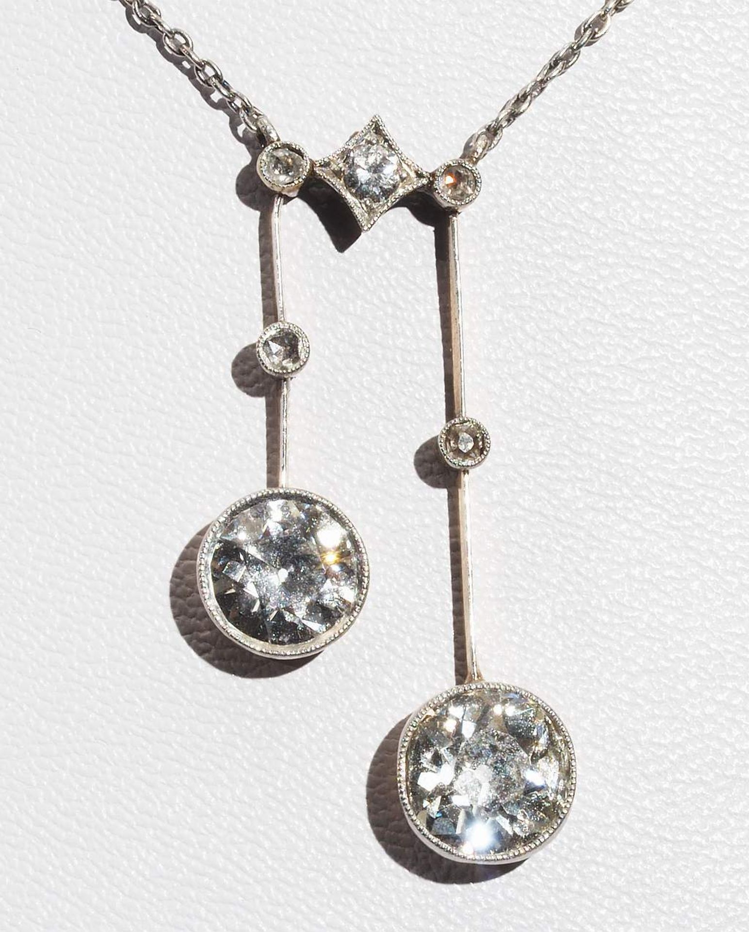 Jugendstil-Collier. An zwei Abhängungen Altschliff-Diamanten von ca. 1,2 ct. und 0,90 ct. H-J/si - Image 4 of 6