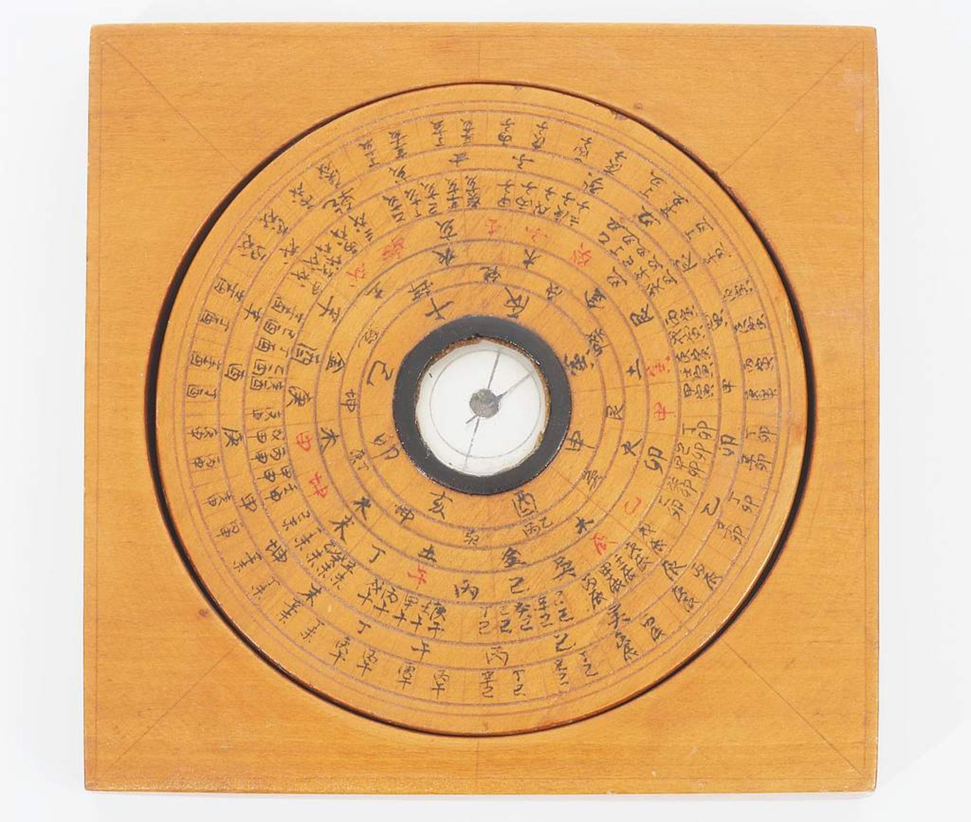 Feng Shui Kompass, China, wohl 19. Jahrhundert. Holzrahmen mit beweglichem Innenkreis, Höhe 2 cm - Image 2 of 5