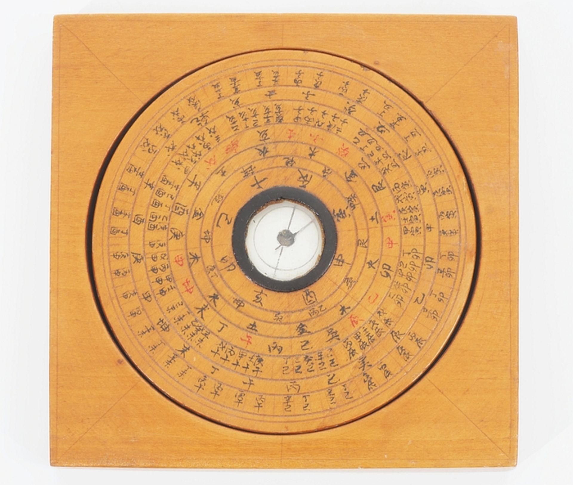 Feng Shui Kompass, China, wohl 19. Jahrhundert. Holzrahmen mit beweglichem Innenkreis, Höhe 2 cm