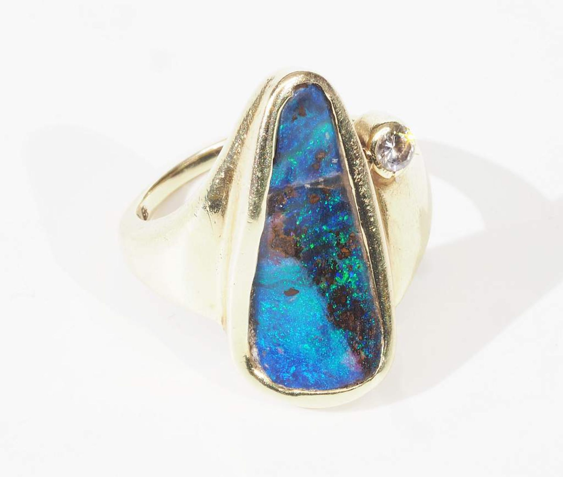 Ring mit Boulder-Opal und kleinem Brillant von 0,10 ct. H/vs. 585er Gelbgold, natürlicher Opal - Image 3 of 7