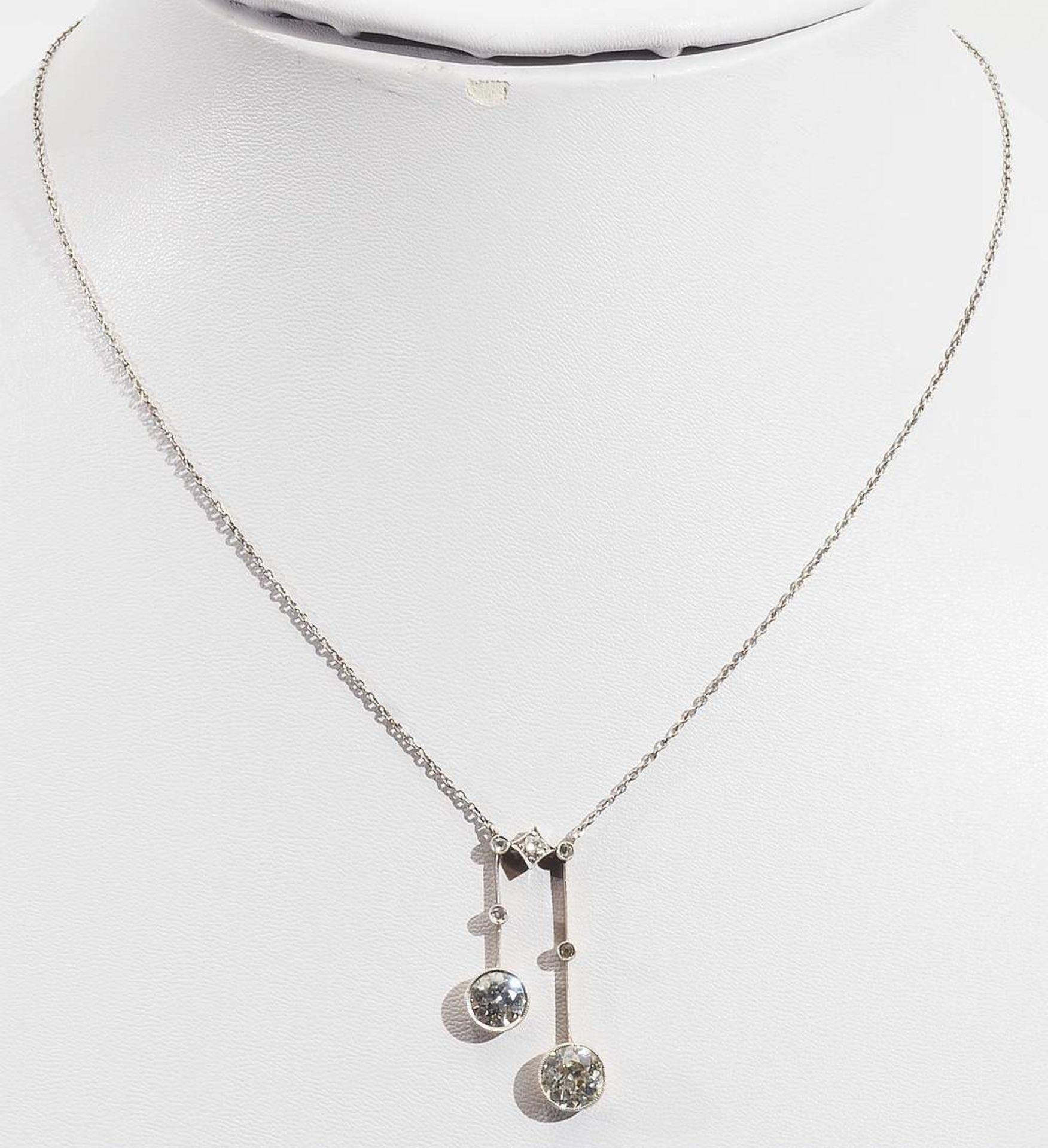 Jugendstil-Collier. An zwei Abhängungen Altschliff-Diamanten von ca. 1,2 ct. und 0,90 ct. H-J/si - Bild 3 aus 6