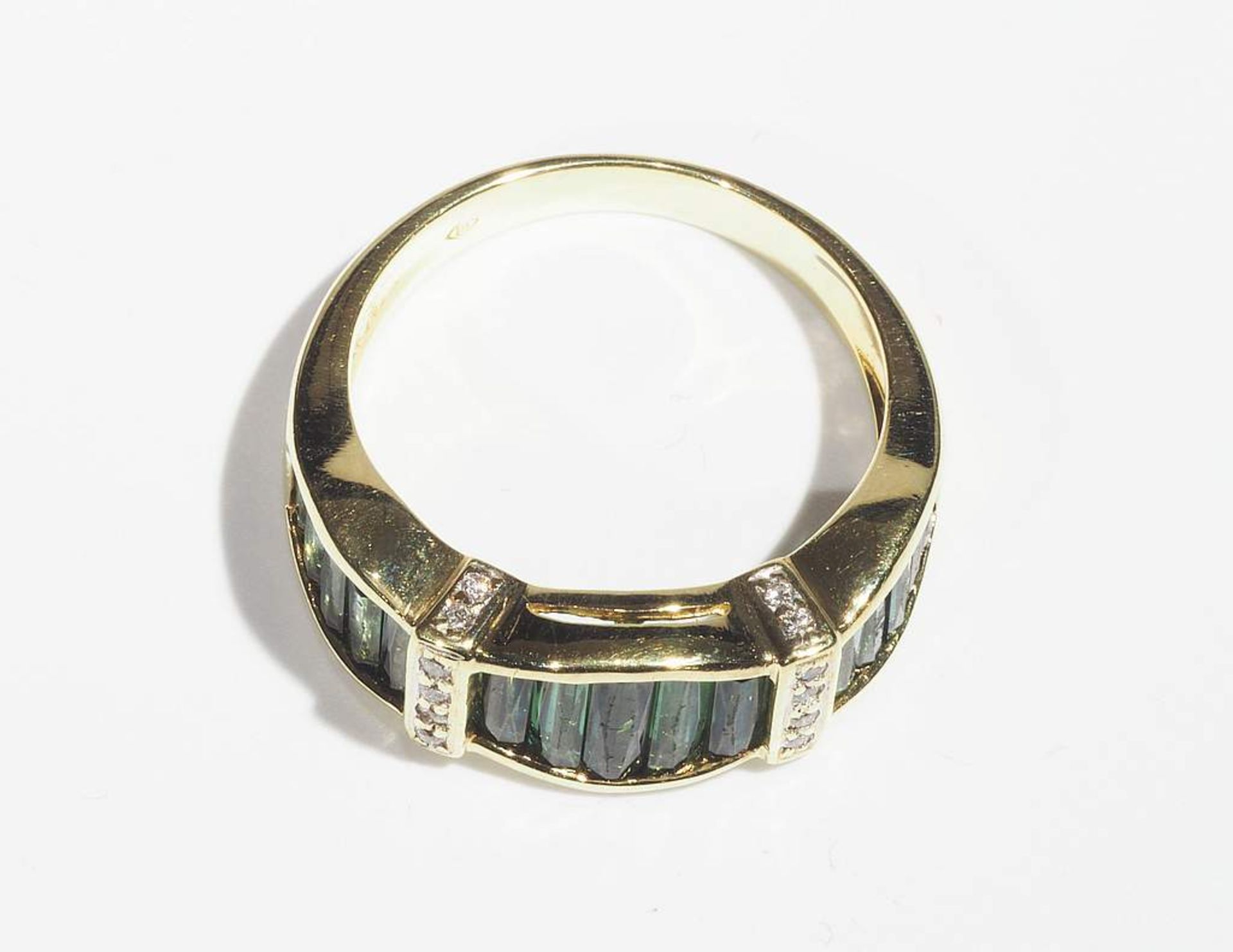 Ring mit Turmalinen und acht Brillanten, ca. 0,03 ct. H/si. und Turmalinen, 750er Gelbgold. Gewich - Image 4 of 6