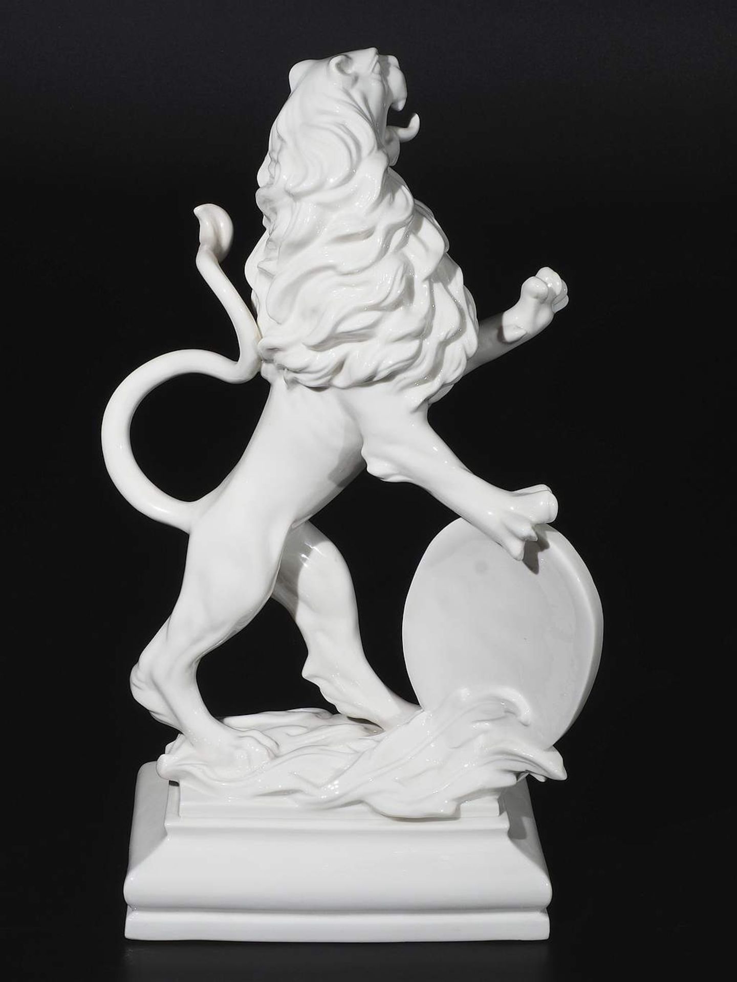 Heraldischer Löwe. NYMPEHNBURG, 20. Jahrhundert, Modellnummer 935. Entwurf Andreas Rauch Juli 1 - Bild 3 aus 6