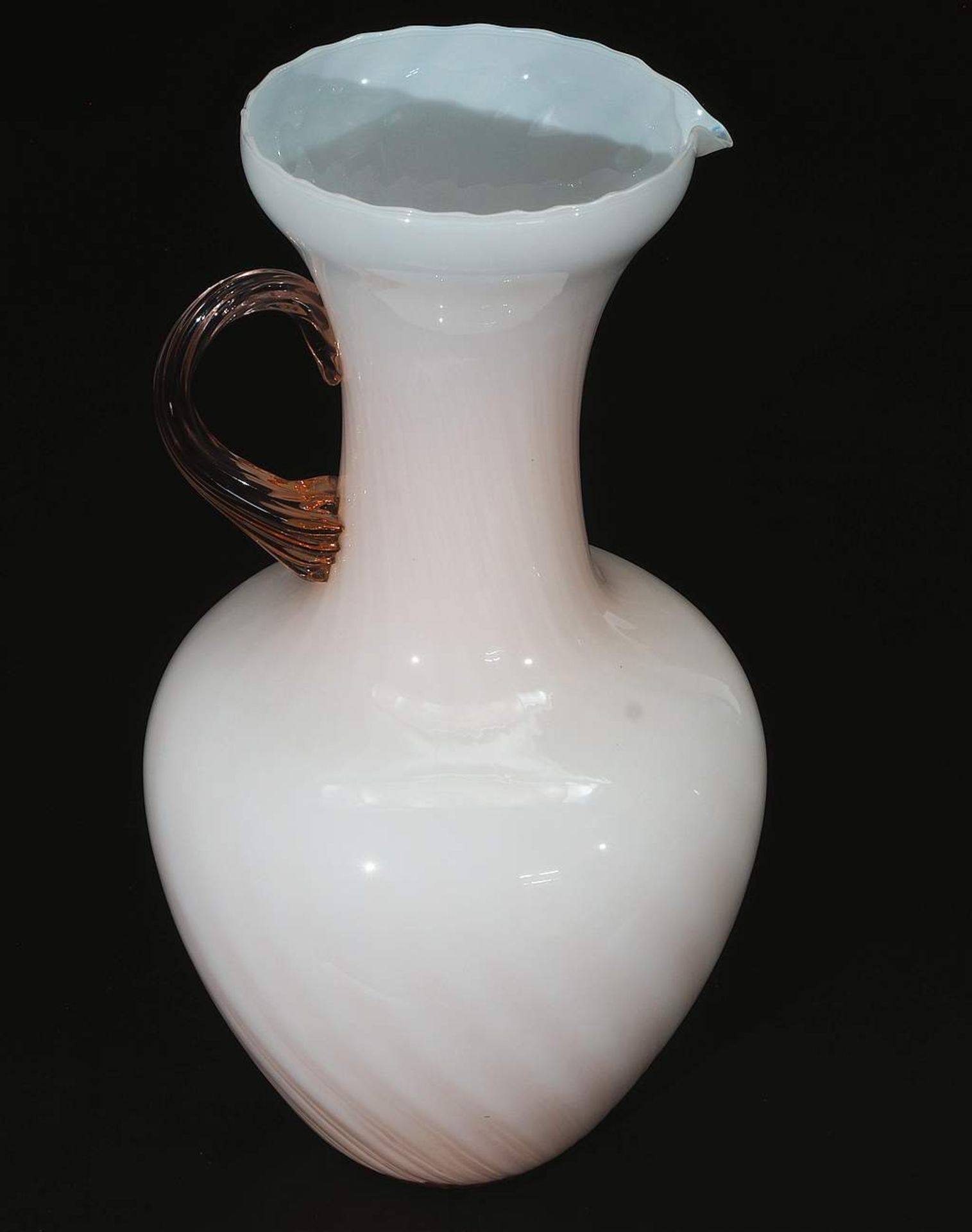Dekorativer Milchglaskrug in rosé, mit Klarglas überfangen. 20. Jahrhundert. Bauchige Baluster - Image 3 of 4