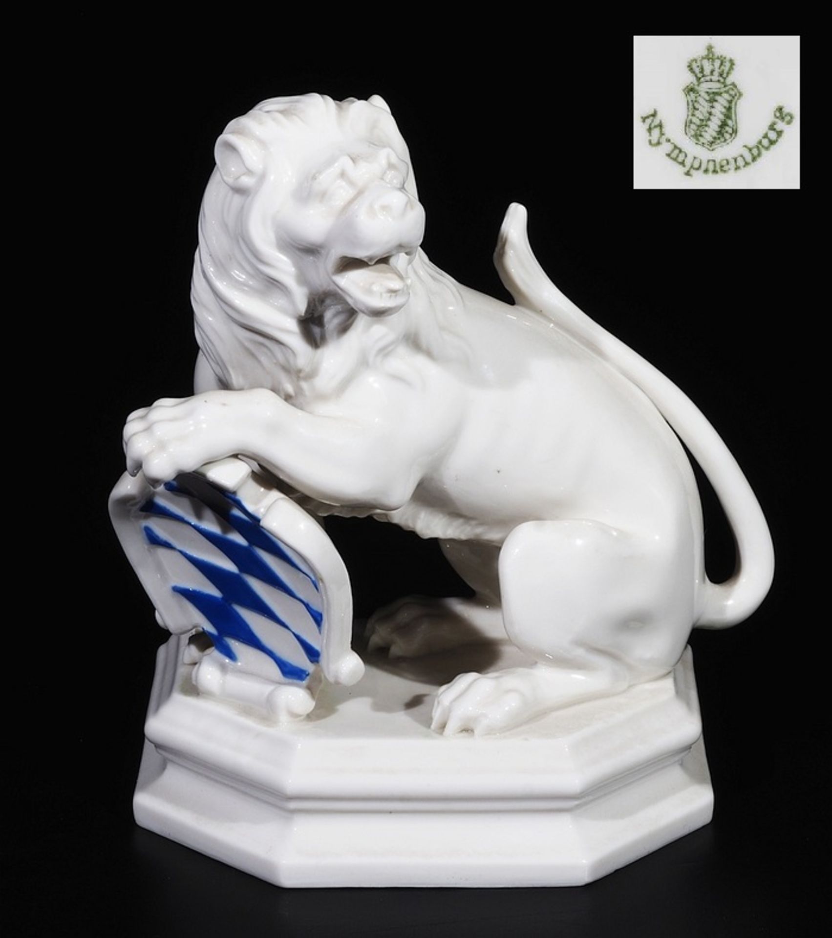 Tierplastik "Löwe mit Wappen". NYMPHENBURG, 20. Jahrhundert. Entwurf Domenikus Aulicek, Modelln