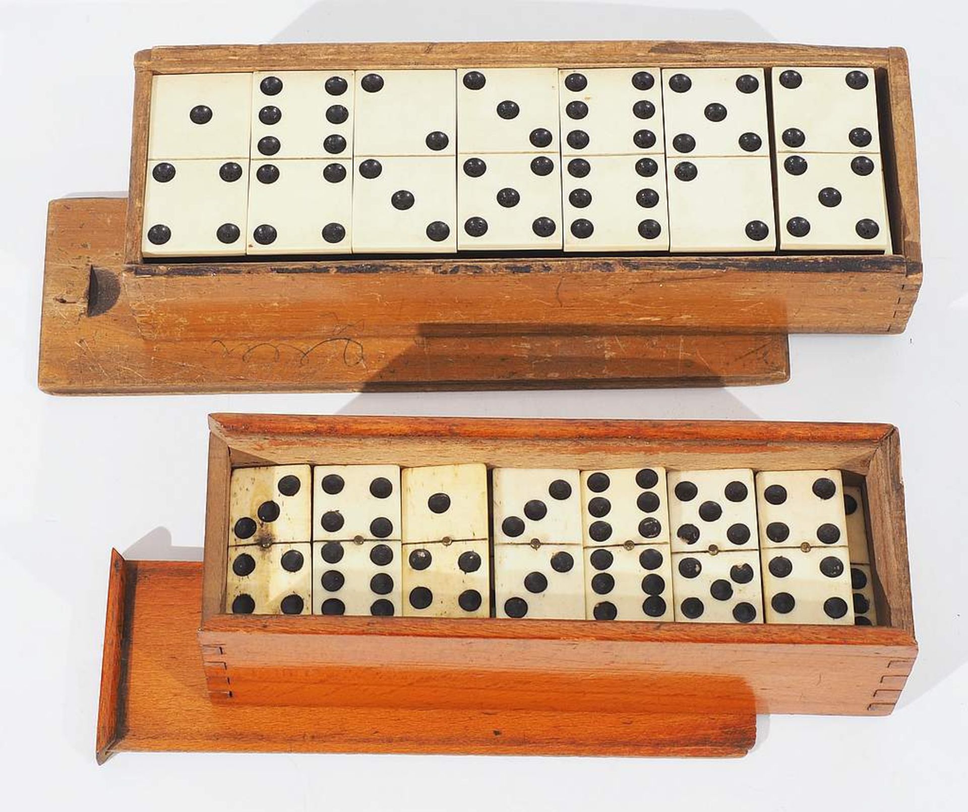 Zwei Dominospiele, Deutsch 19. Jahrhundert. Jeweils in Holzschatulle mit Schiebedeckel, zahlreic - Image 3 of 5