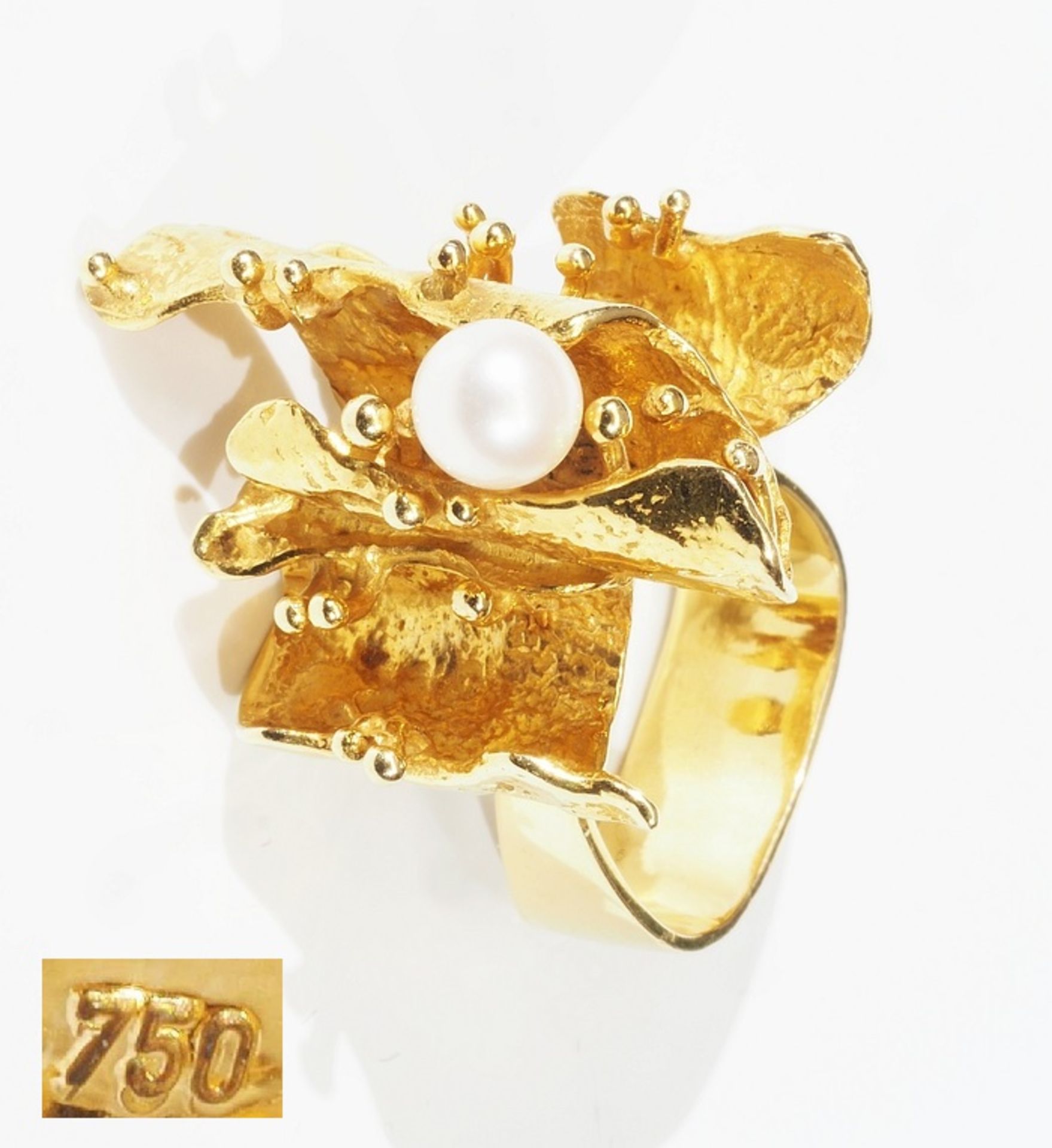 Designer Ring, 585er Gelbgold, abstrakte Ausarbeitung, mit einer weißen Akoya-Perle Ø 6 mm, R