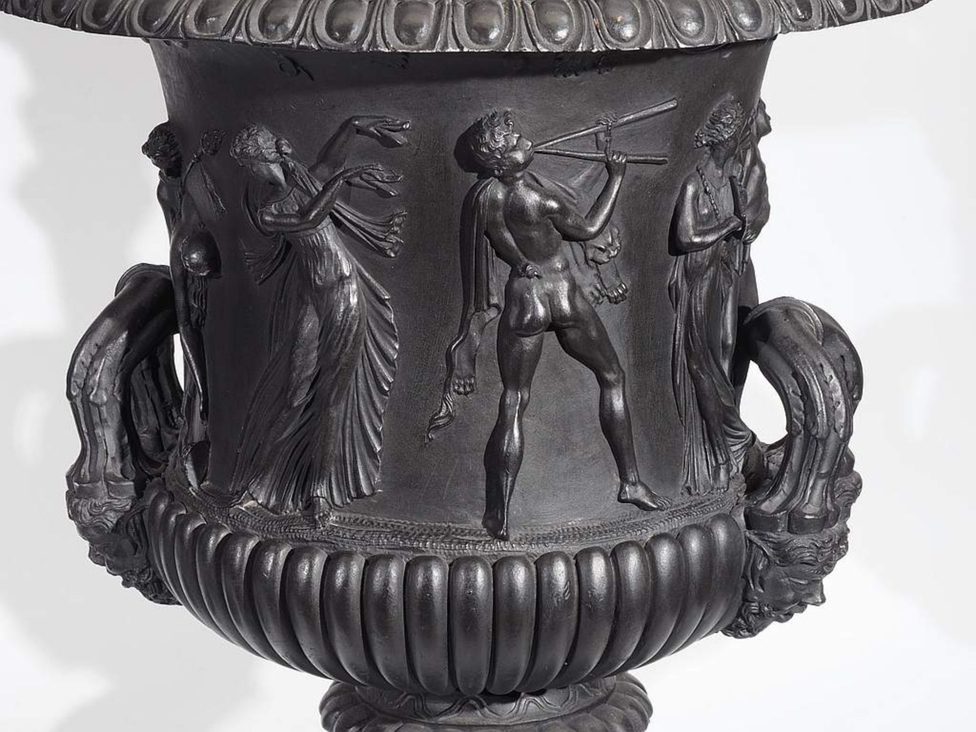 Zwei große Amphoren-Vasen mit seitlichen Handhaben, auf quadratischer Plinthe, Stein gemahlen, sc - Image 6 of 7