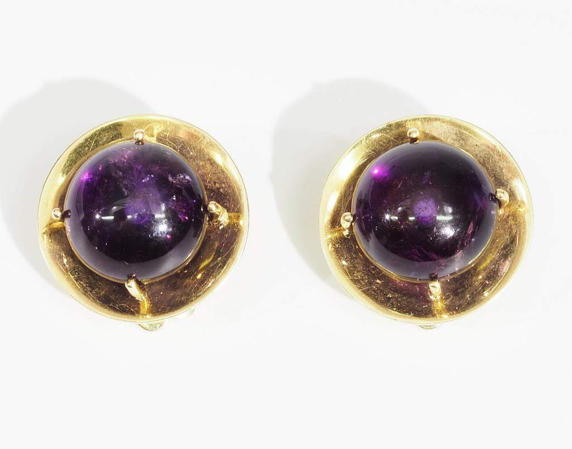 Paar Ohr-Clip mit Amethyst-Cabochon. 585er Gelbgold. Gewicht ca. 9,7 Gramm. Gesamt Ø 1,8 cm. - Image 2 of 6