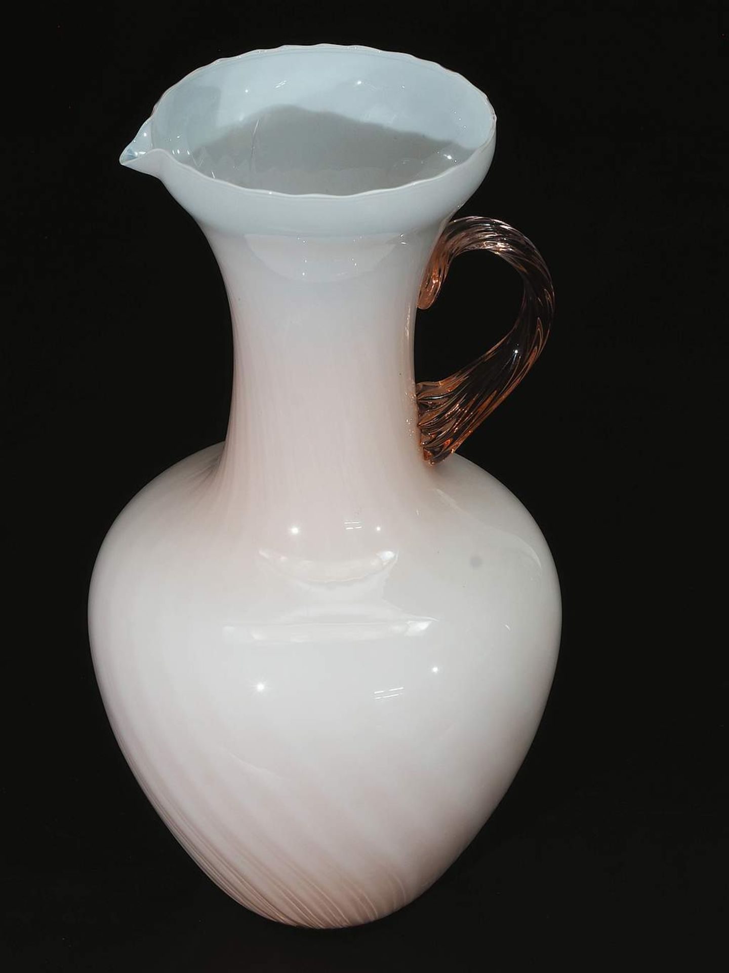 Dekorativer Milchglaskrug in rosé, mit Klarglas überfangen. 20. Jahrhundert. Bauchige Baluster - Image 2 of 4