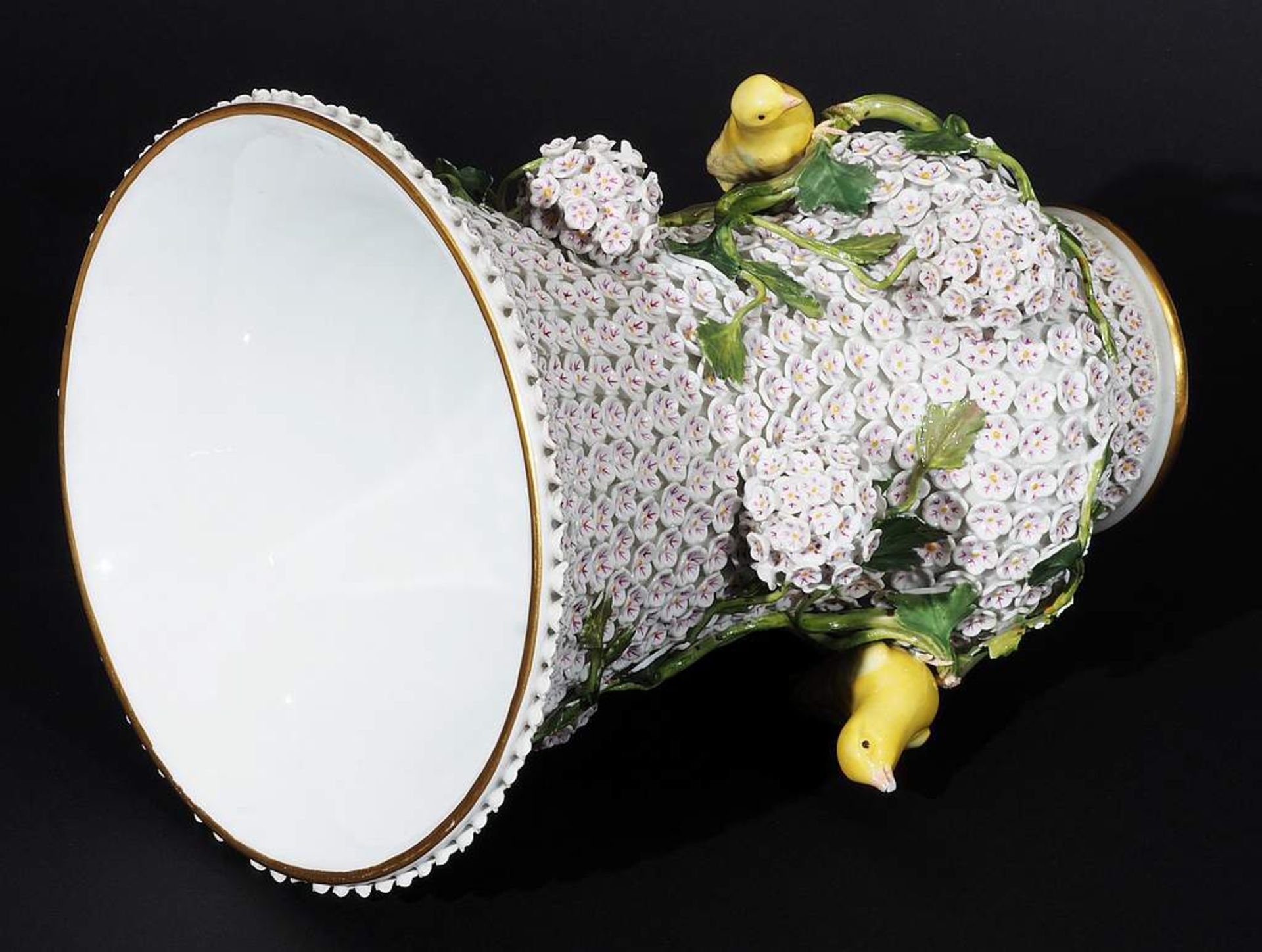 Prachtvolle Vase mit Schneeballblüten und zwei Vögeln. MEISSEN 1860 - 1923, 1. Wahl. Modell vo - Image 5 of 9