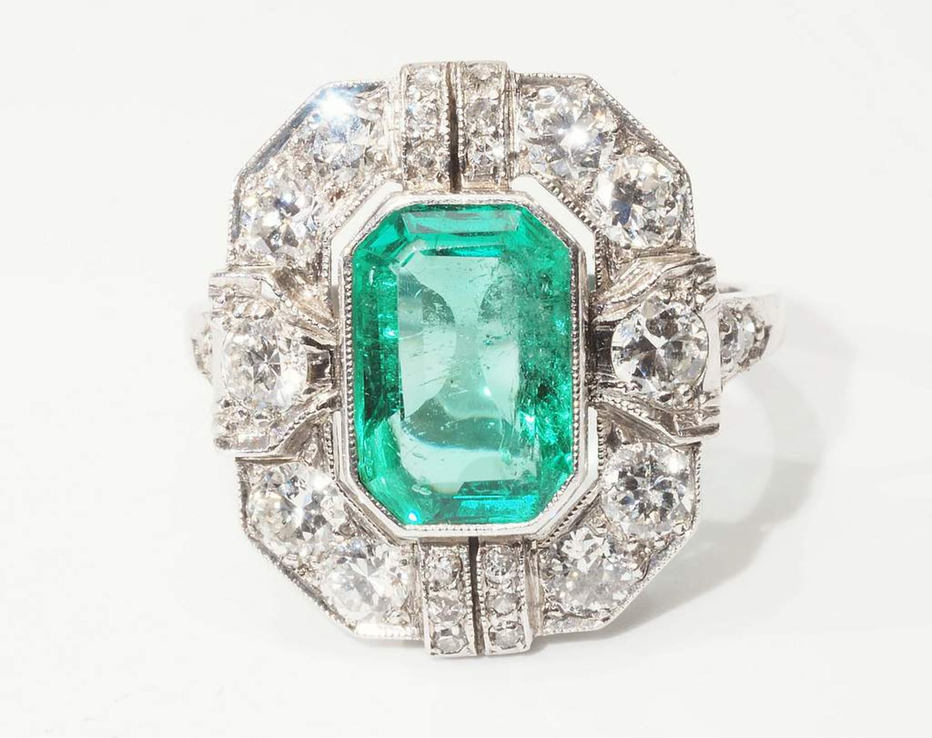 Smaragd-Ring mit Brillanten. Wohl Platin, Smaragd im Baquett-Schliff, wohl Kolumbien, ca. 10 mm - Image 3 of 5
