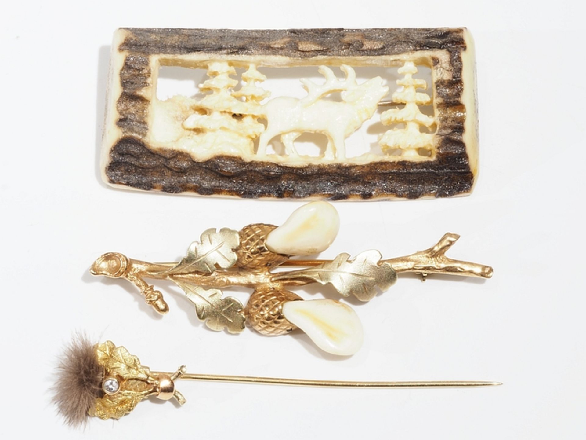 Trachtenschmuck, drei Teile. 1) Brosche, Bouquet aus Eichenlaubzweigen mit zwei Grandeln besetzt