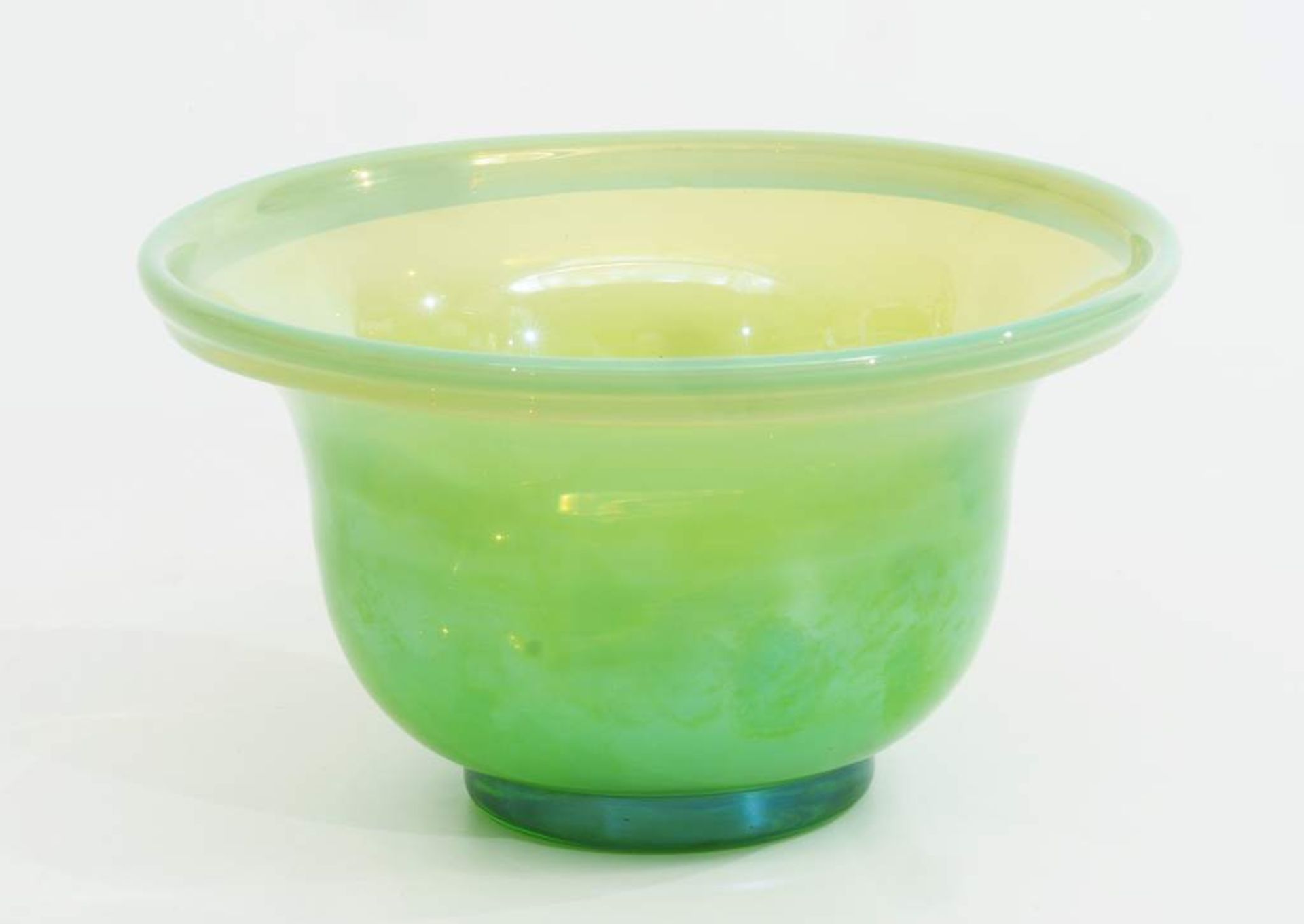 Gefußte Glasschale, opalisierend grün überfangen. 20,. Jahrhundert, Runde, tief gemuldete Form, - Image 2 of 6