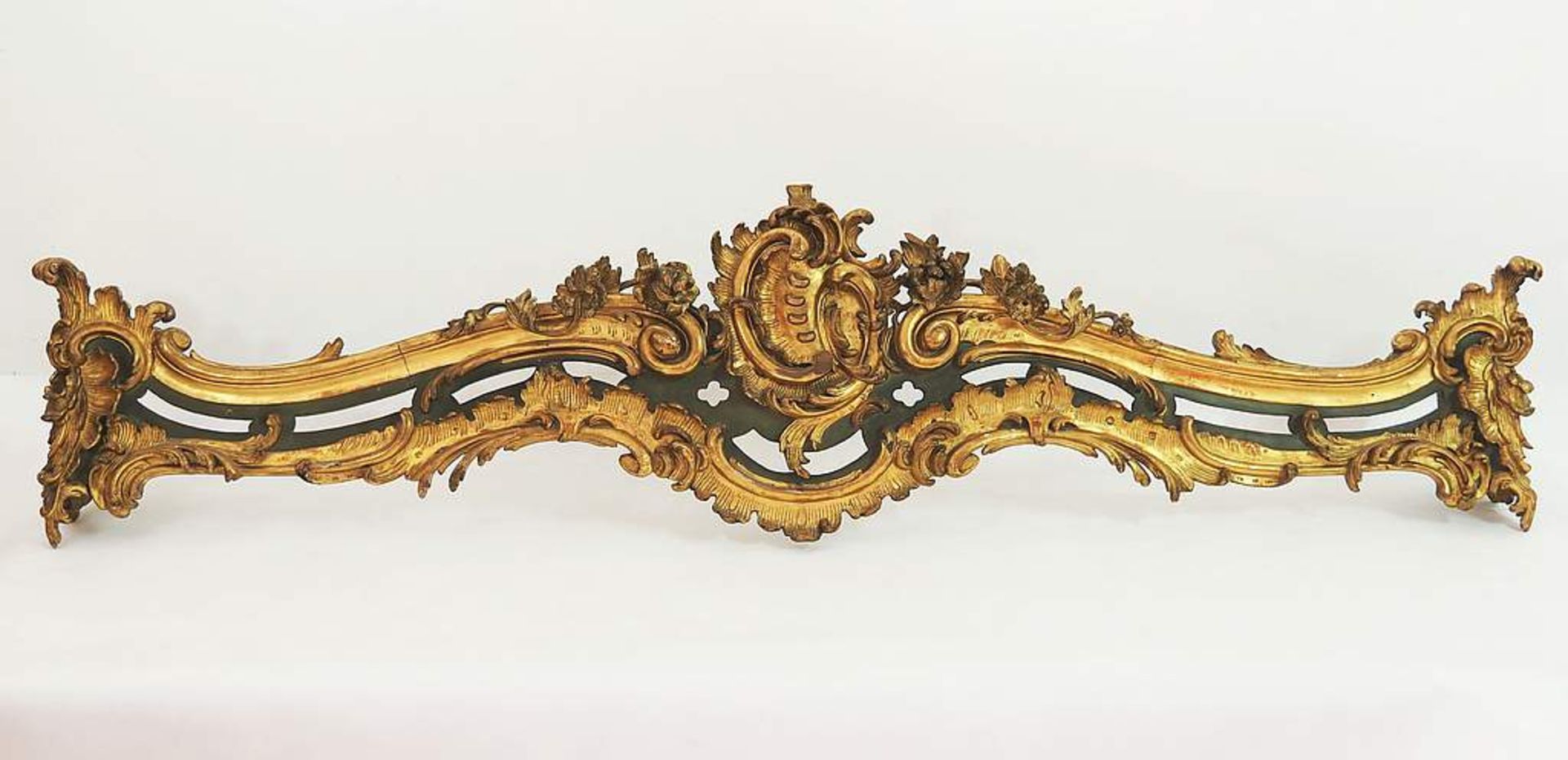 Große Türbekrönung, 1. Hälfte 19. Jahrhundert. Lindenholz, geschnitzt, gold gefaßt, Schnitz - Image 2 of 5