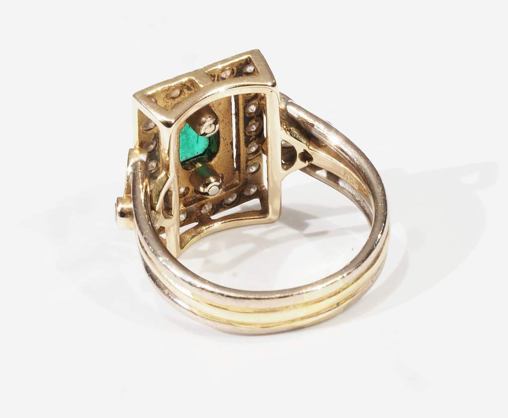 Ring mit Smaragd und Diamanten. 585er Gelb- und Weißgold, Smaragd mit Tragespuren, Ringkopf bes - Image 5 of 8