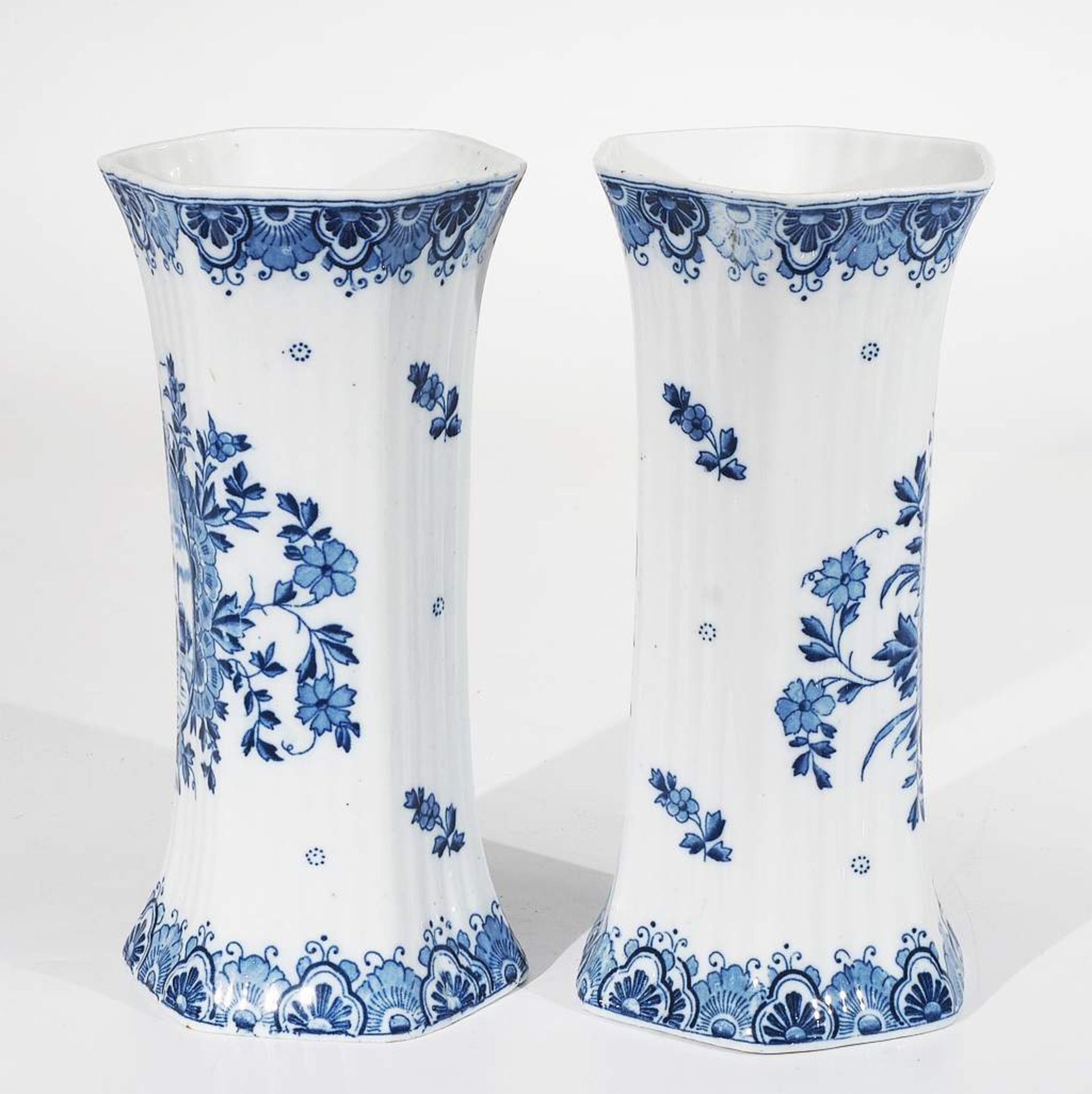 Delfter Fayence Vasenpaar. 20. Jahrhundert, sechseckige hohe Form, kobaltblaue Blumenbemalung, sch - Image 4 of 7