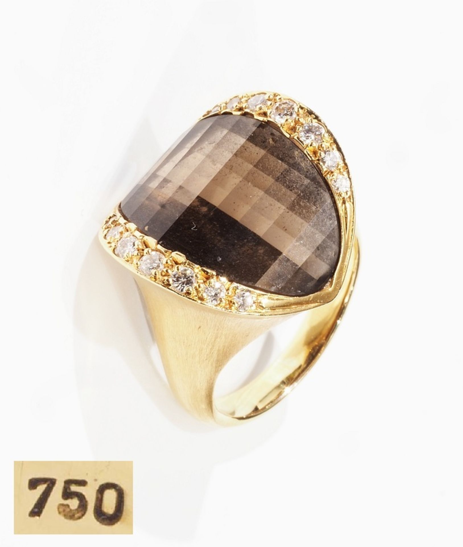 Ring Rauchtopas mit Diamanten. 750er Gelbgold, mittig in gewölbter Ringschiene Rauchtopas im P