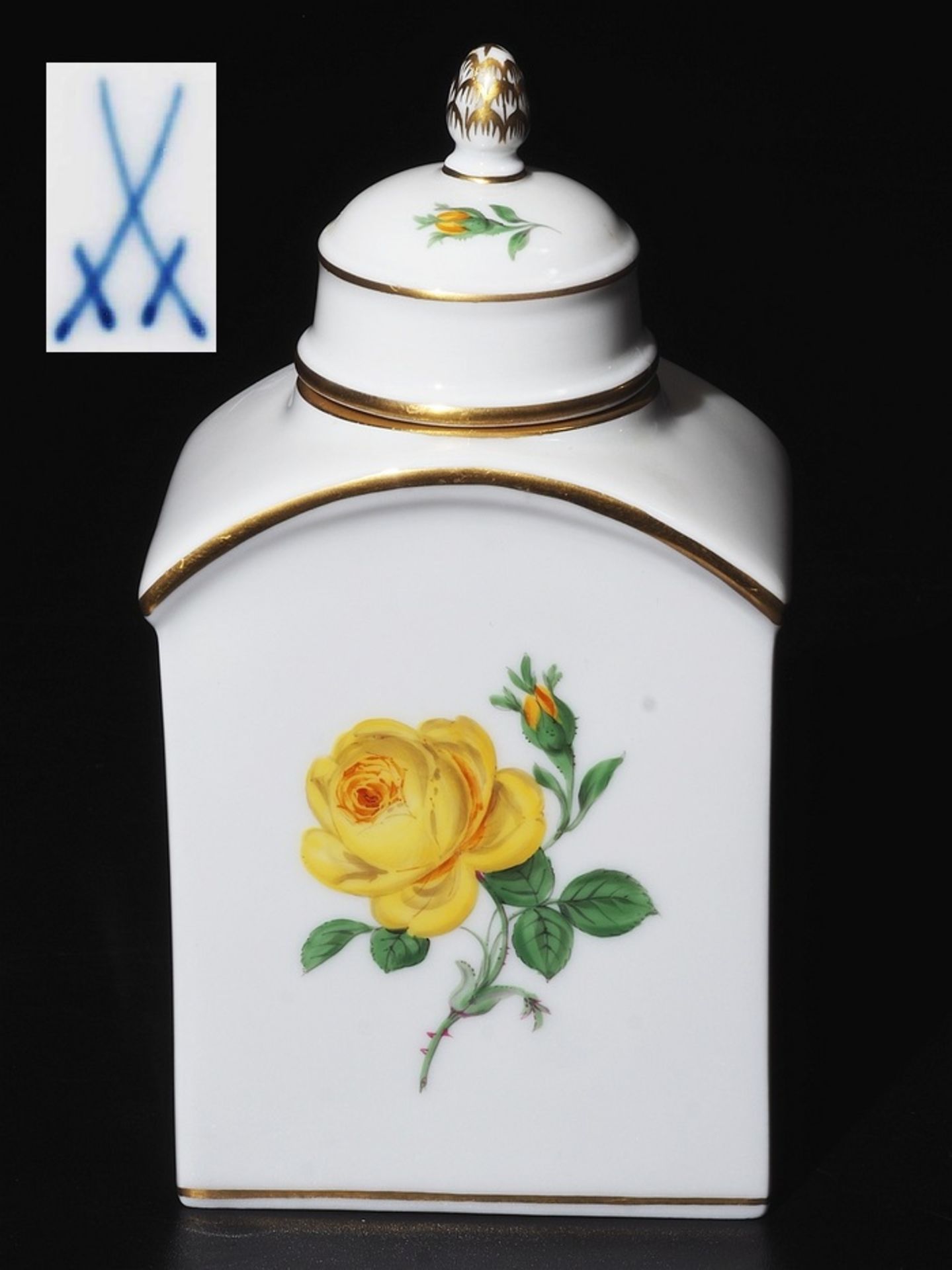 Teedose. MEISSEN, 1986, 2. Wahl. Dekor "Gelbe Rose" in Unterglasurbemalung mit Goldrändern. Recht