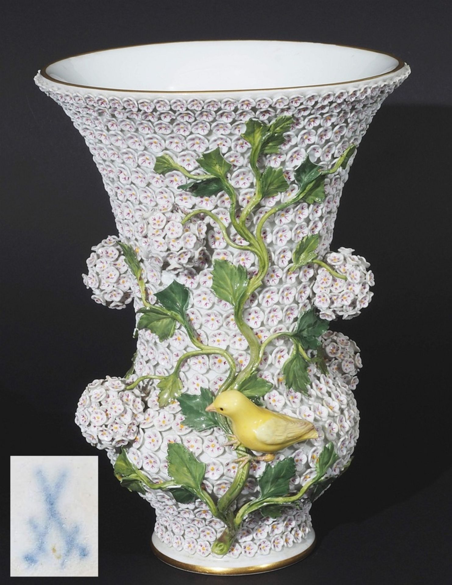 Prachtvolle Vase mit Schneeballblüten und zwei Vögeln. MEISSEN 1860 - 1923, 1. Wahl. Modell vo