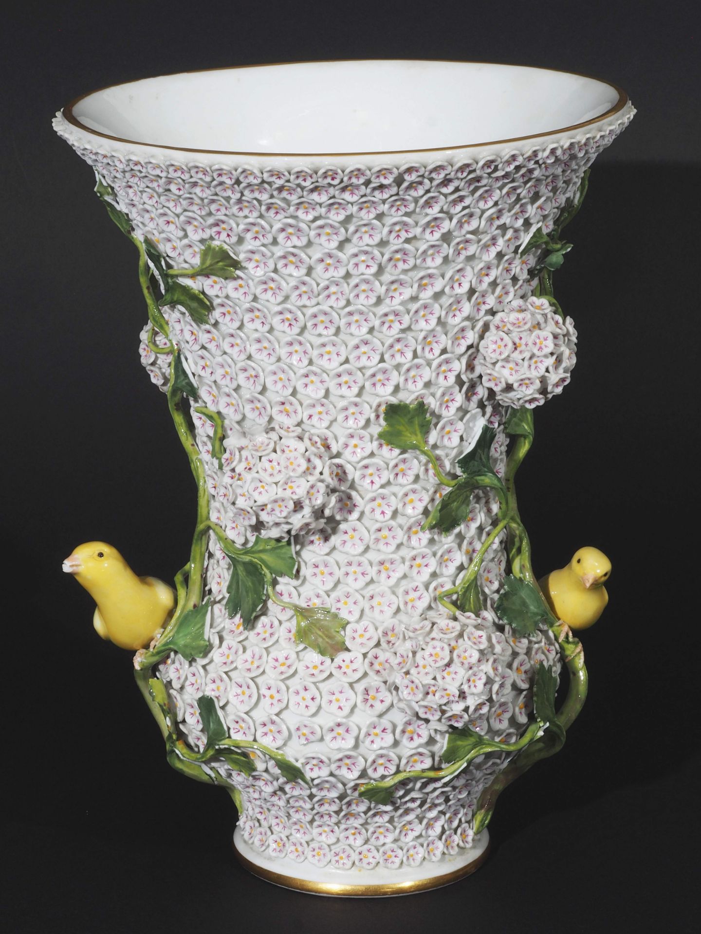 Prachtvolle Vase mit Schneeballblüten und zwei Vögeln. MEISSEN 1860 - 1923, 1. Wahl. Modell vo - Image 3 of 9