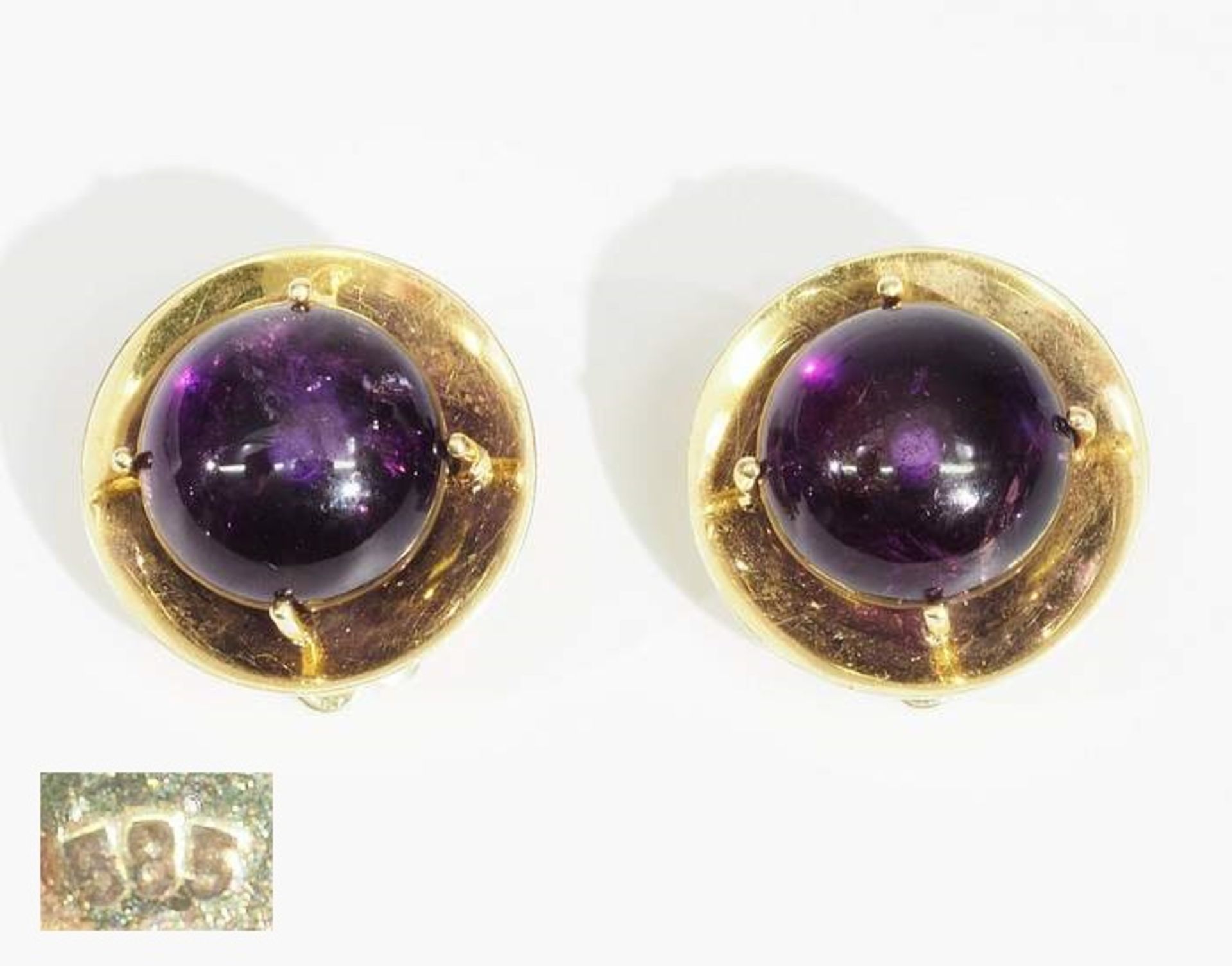 Paar Ohr-Clip mit Amethyst-Cabochon. 585er Gelbgold. Gewicht ca. 9,7 Gramm. Gesamt Ø 1,8 cm.