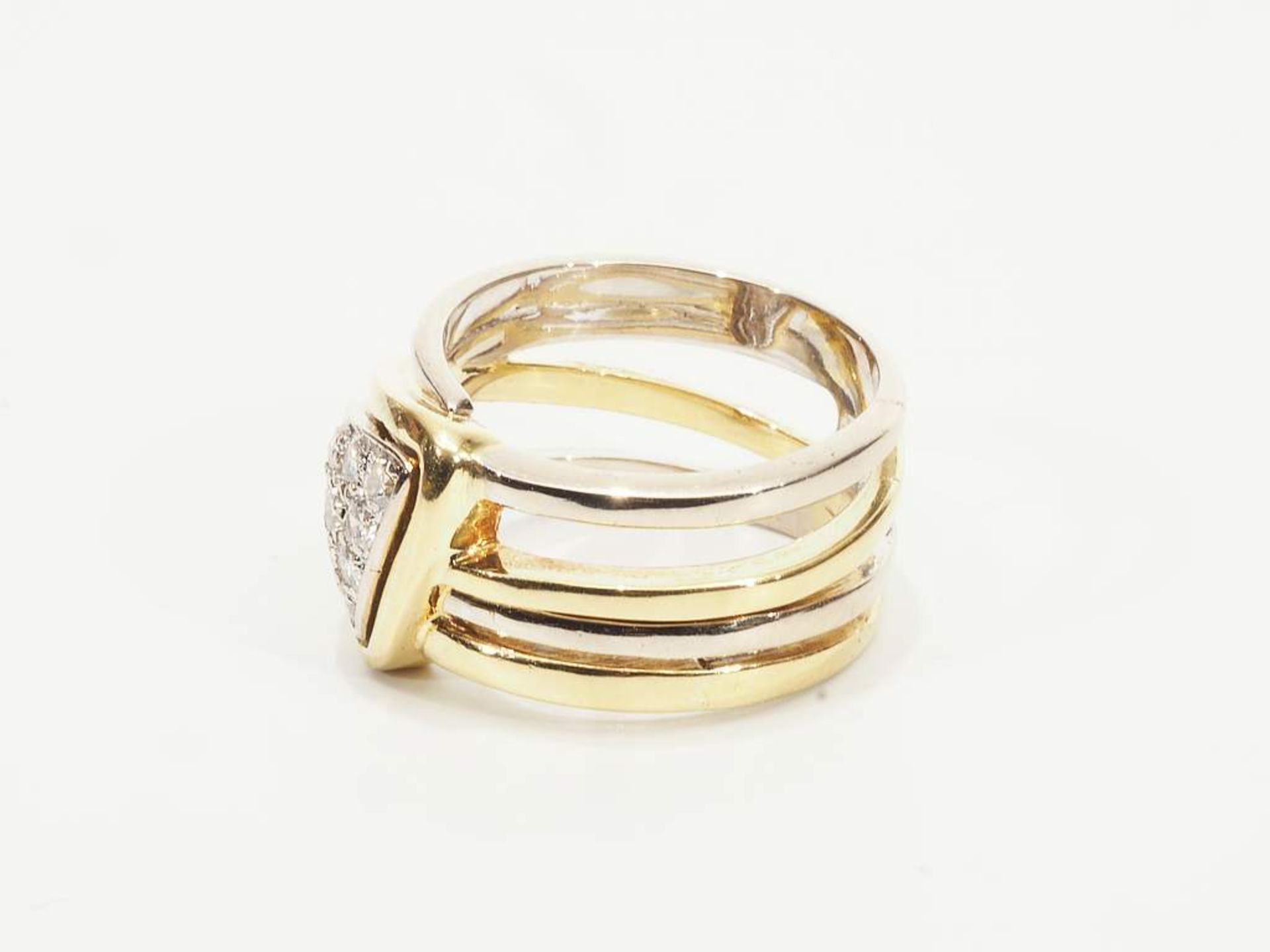 Ring mit Brillanten. 750er Gelb- und Weißgold, eingesetztes dreieckiges Mittelteil mit zehn Brilla - Image 4 of 6