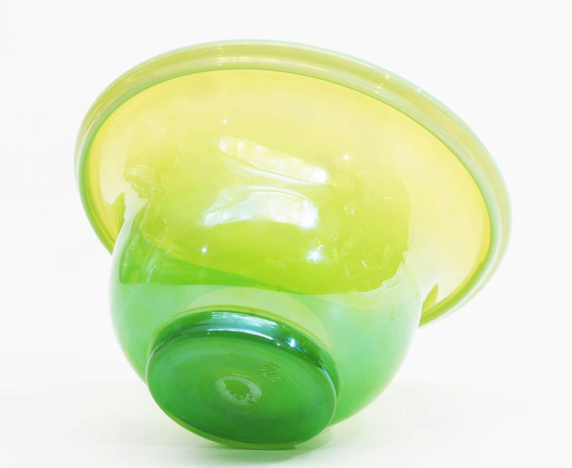 Gefußte Glasschale, opalisierend grün überfangen. 20,. Jahrhundert, Runde, tief gemuldete Form, - Image 4 of 6