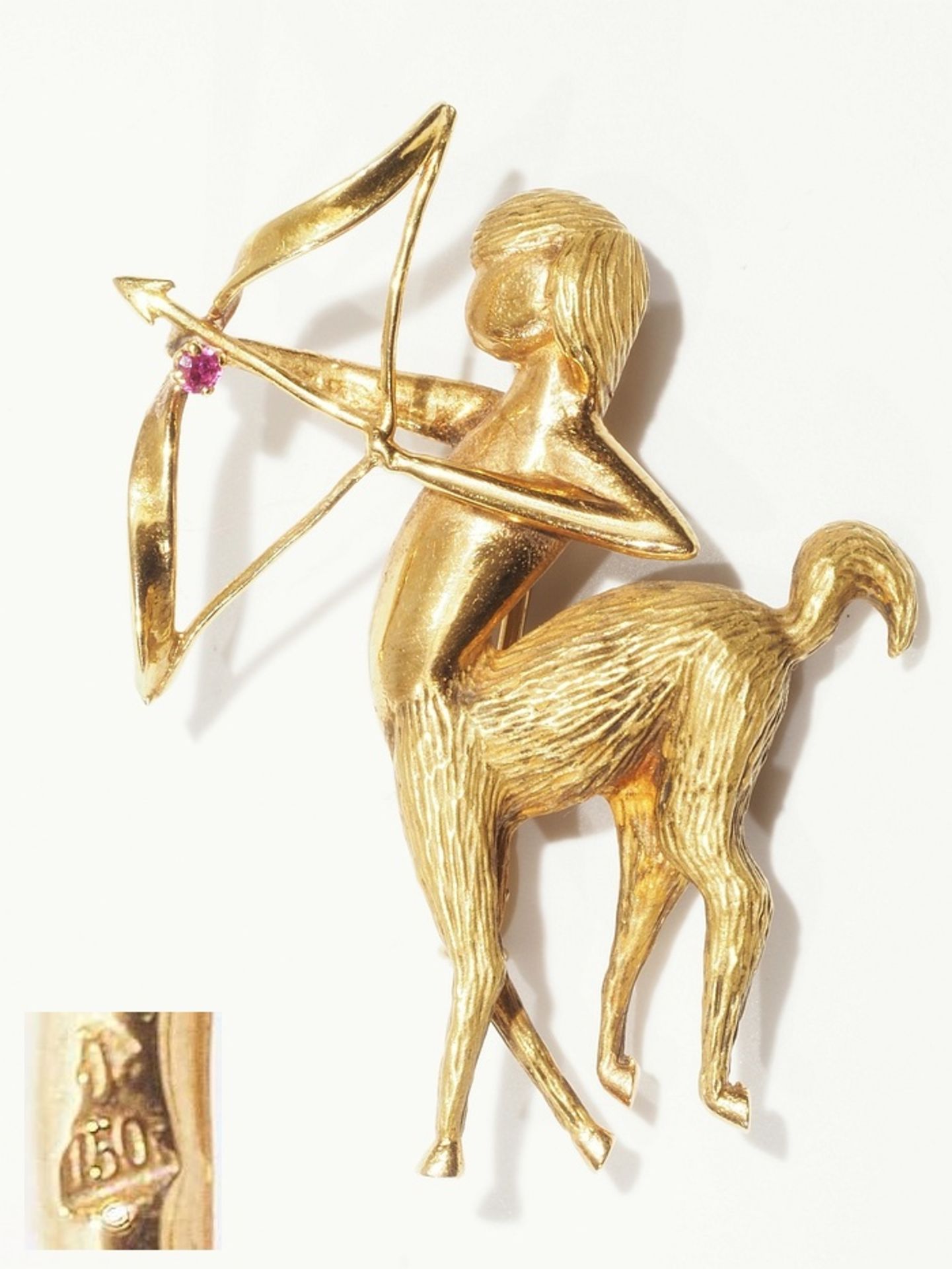 Sternzeichen-Brosche "Schütze", 750er Gelbgold. Weiblicher Schütze, plastisch dargestellt mit