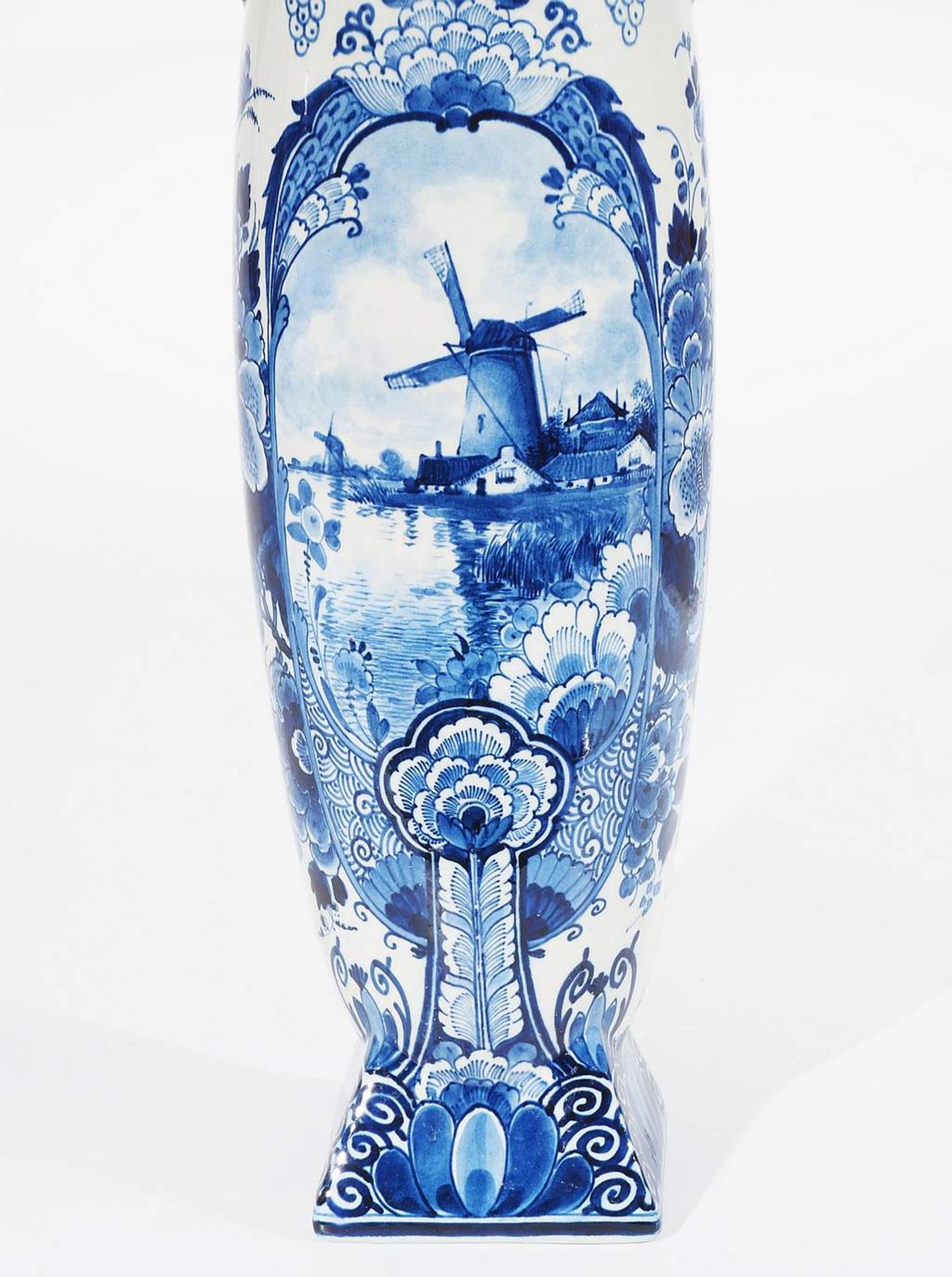 Delfter Fayence Vase. 20. Jahrhundert, über quadratischem Stand und Vasenrand hohe runde und schl - Bild 3 aus 7