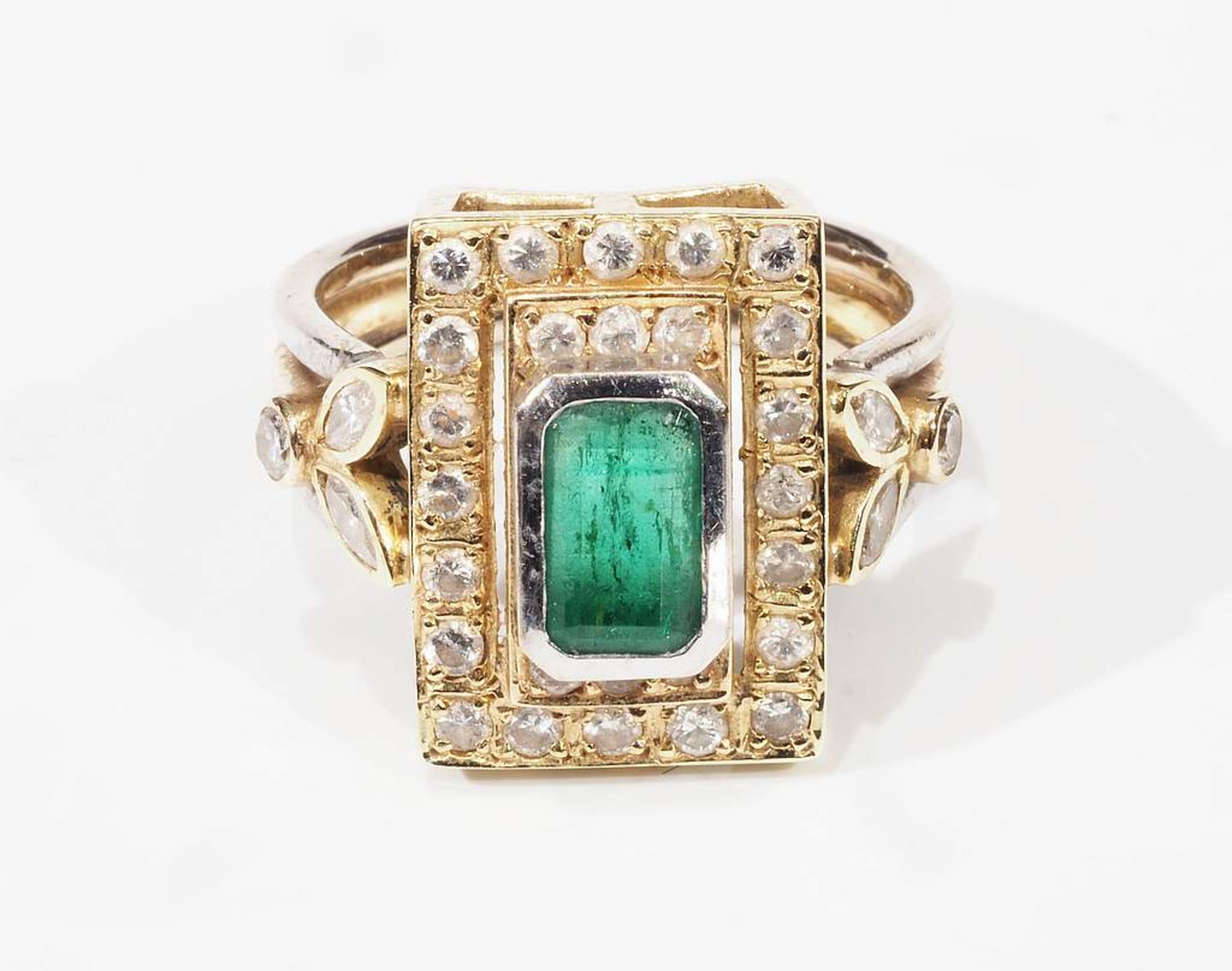 Ring mit Smaragd und Diamanten. 585er Gelb- und Weißgold, Smaragd mit Tragespuren, Ringkopf bes - Image 3 of 8
