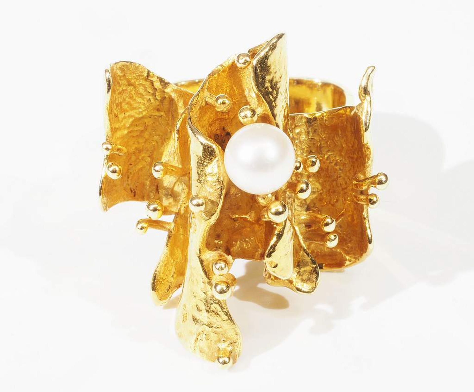 Designer Ring, 585er Gelbgold, abstrakte Ausarbeitung, mit einer weißen Akoya-Perle Ø 6 mm, R - Image 3 of 7