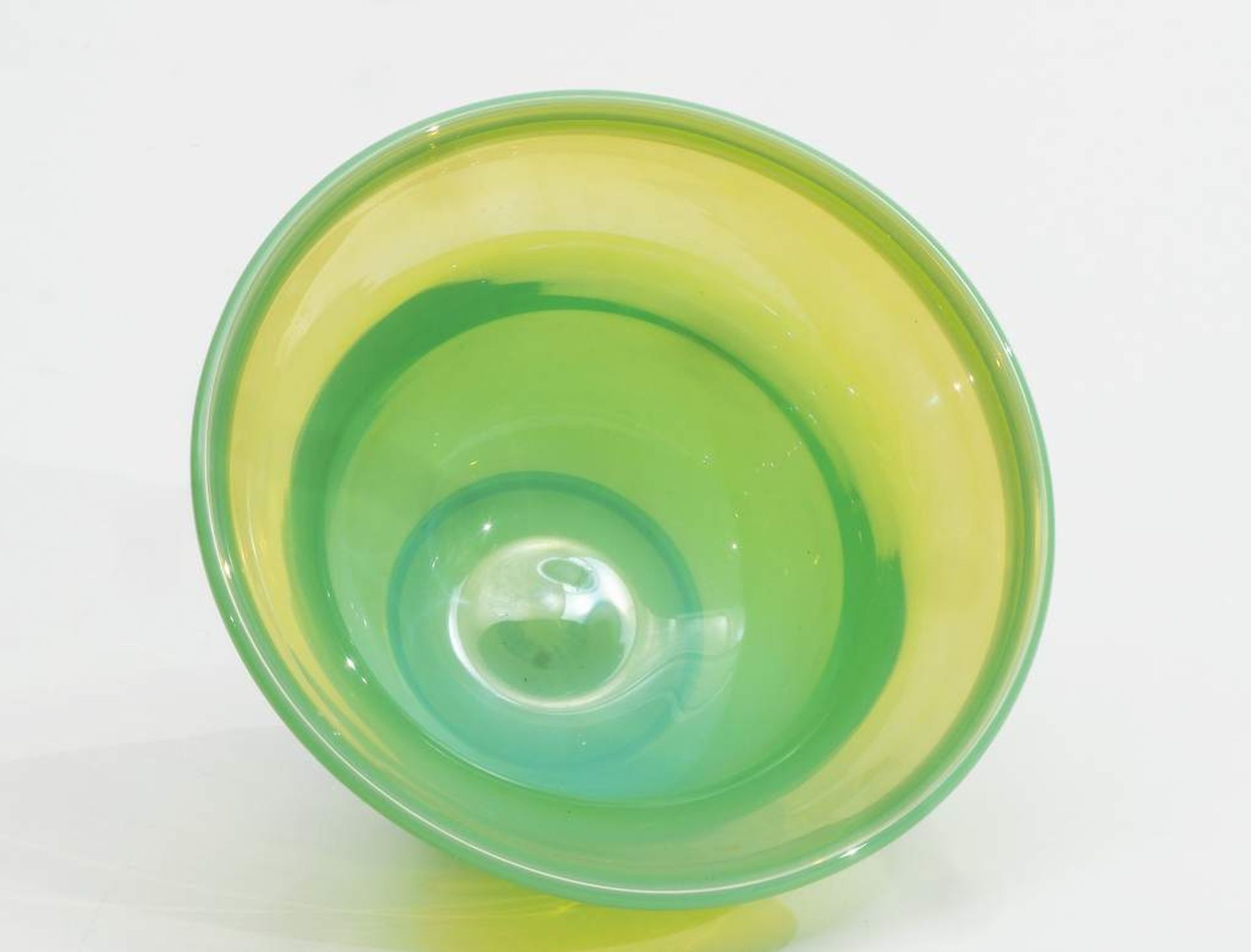 Gefußte Glasschale, opalisierend grün überfangen. 20,. Jahrhundert, Runde, tief gemuldete Form, - Image 3 of 6