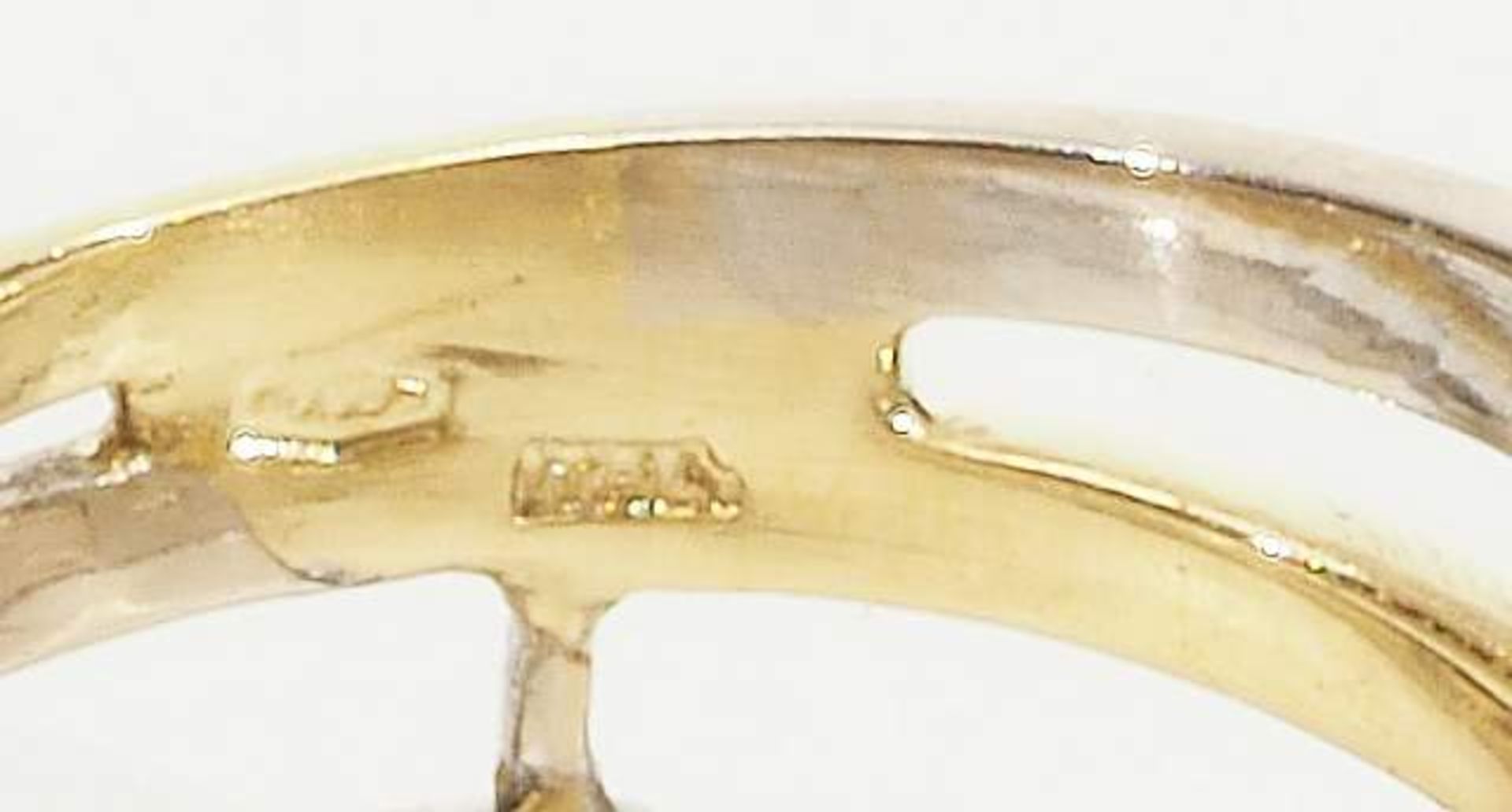 Ring mit Brillanten. 750er Gelb- und Weißgold, eingesetztes dreieckiges Mittelteil mit zehn Brilla - Image 5 of 6