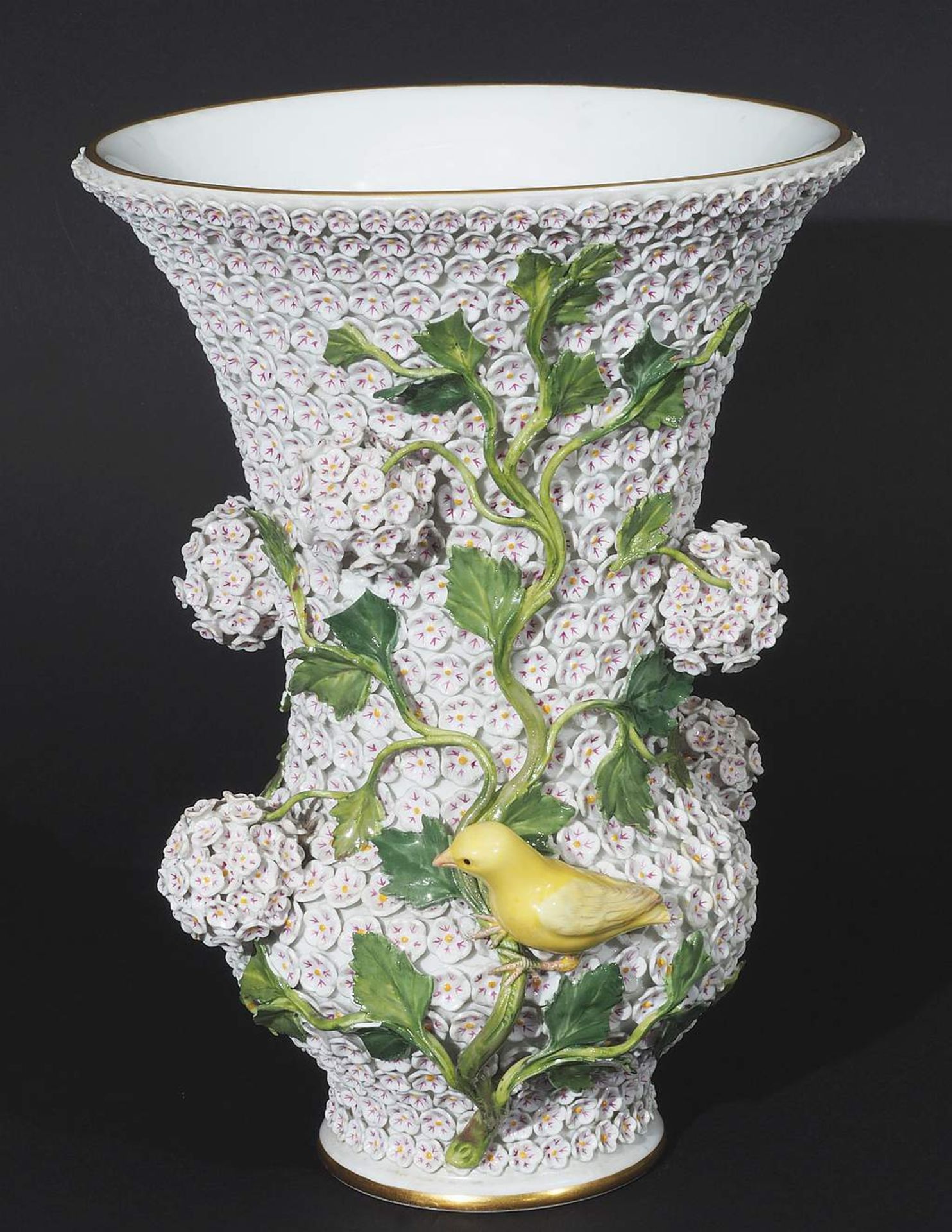 Prachtvolle Vase mit Schneeballblüten und zwei Vögeln. MEISSEN 1860 - 1923, 1. Wahl. Modell vo - Image 2 of 9