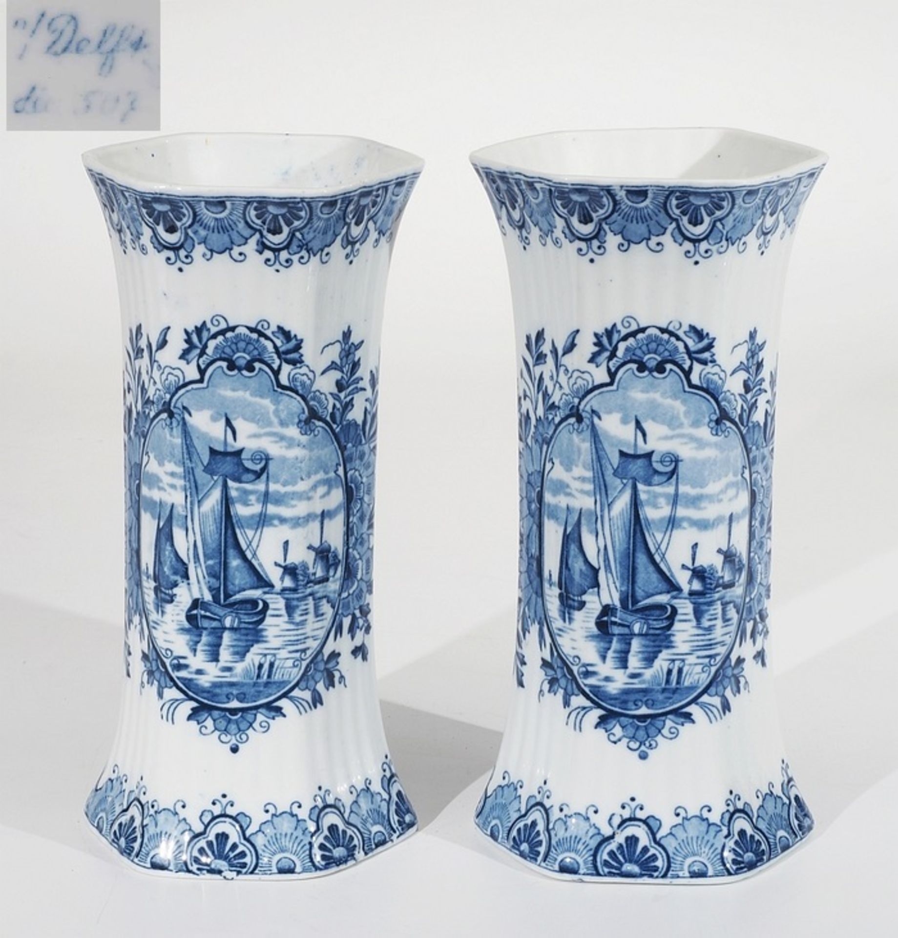 Delfter Fayence Vasenpaar. 20. Jahrhundert, sechseckige hohe Form, kobaltblaue Blumenbemalung, sch