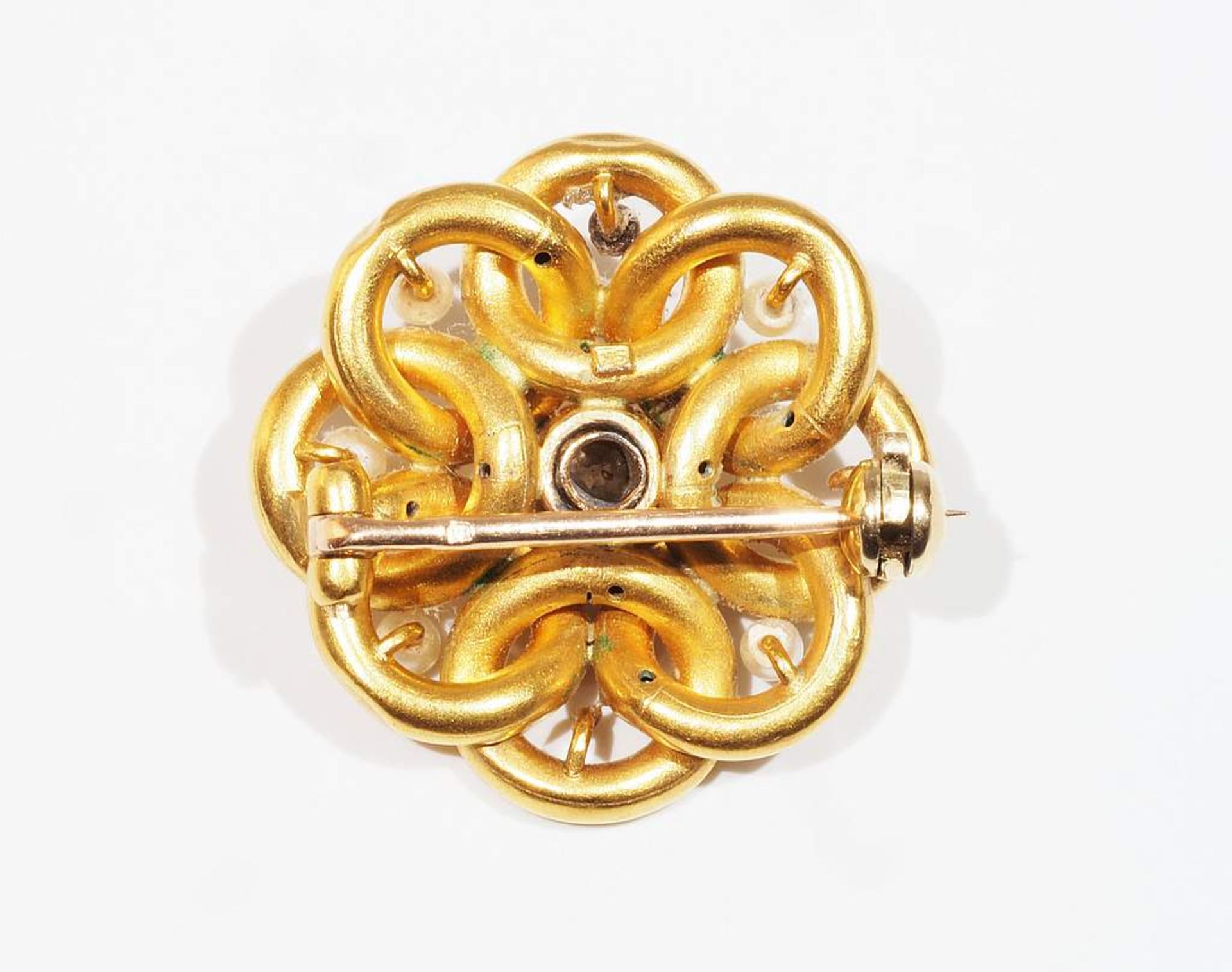 Antike Brosche, 585er Gelbgold geprüft, mit kleinen Perlen besetzt, mittig mit einem Diamant im Al - Image 3 of 4