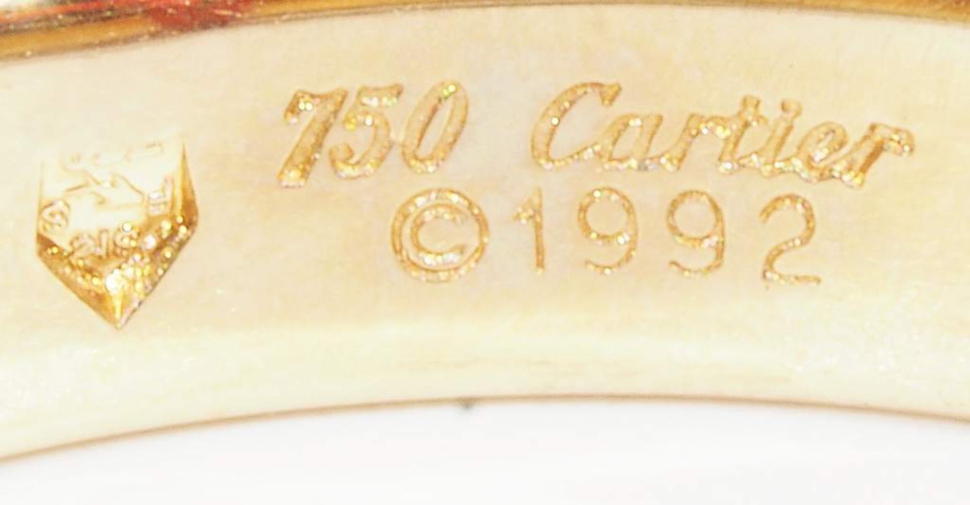 Memoire-Ring, CARTIER Paris. Ringschiene besetzt mit fünf Smaragden, gepunzt: 750 - Cartier - 1992 - Image 5 of 6