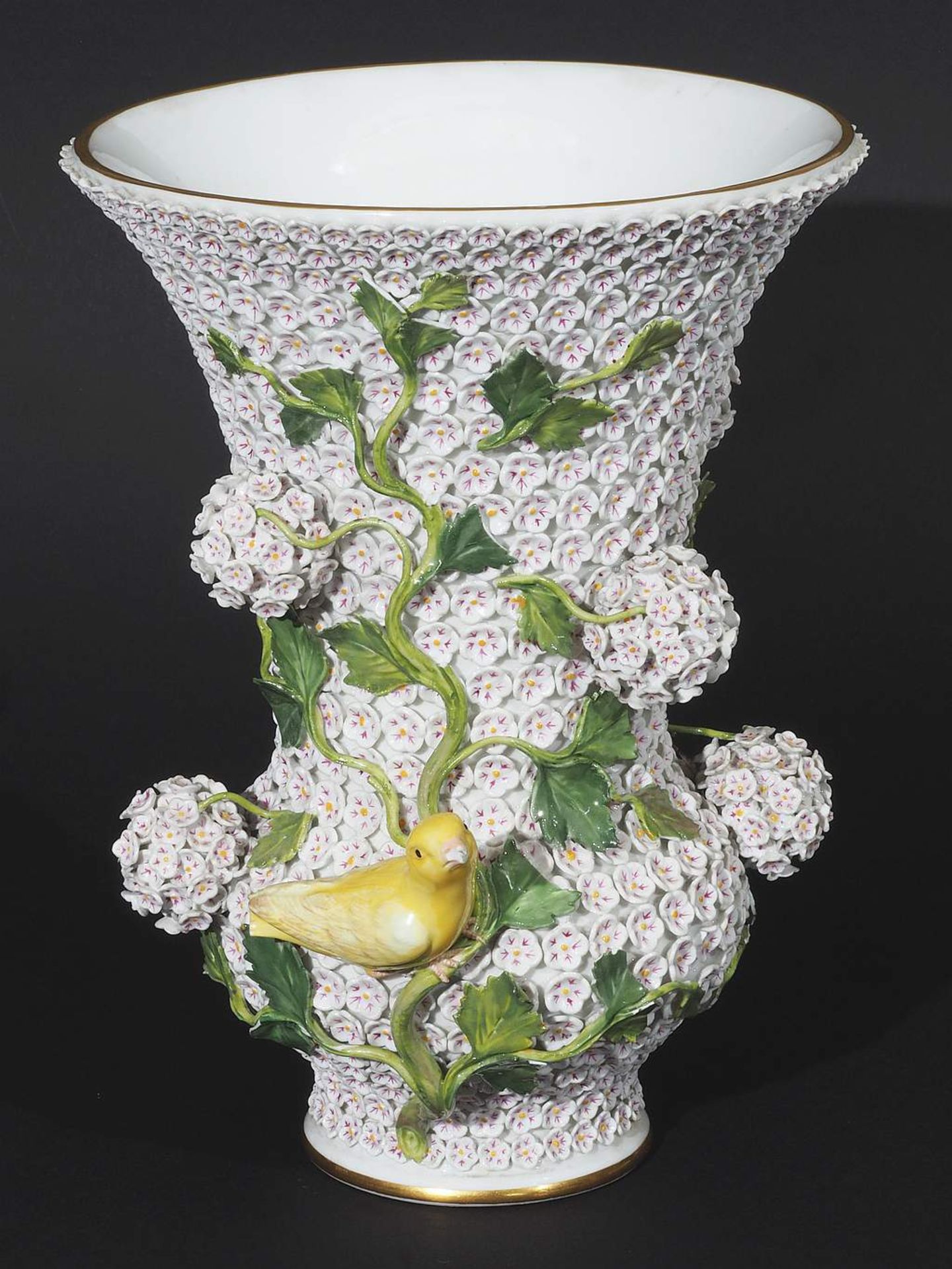 Prachtvolle Vase mit Schneeballblüten und zwei Vögeln. MEISSEN 1860 - 1923, 1. Wahl. Modell vo - Image 4 of 9