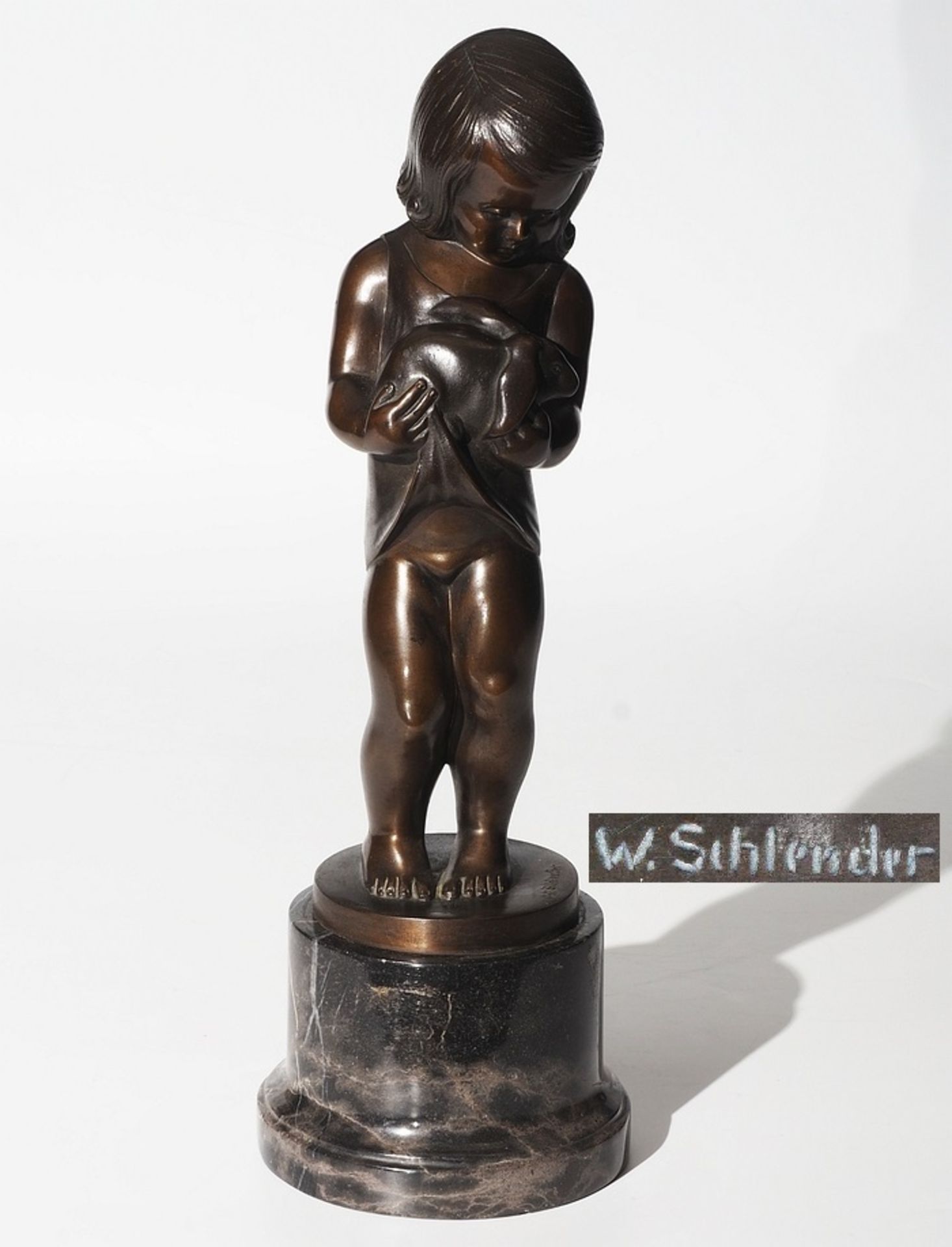 Mädchen mit kleinem Hasen. Bronze, braun patiniert. Kleines Mädchen in ihrem Trägerkleidchen