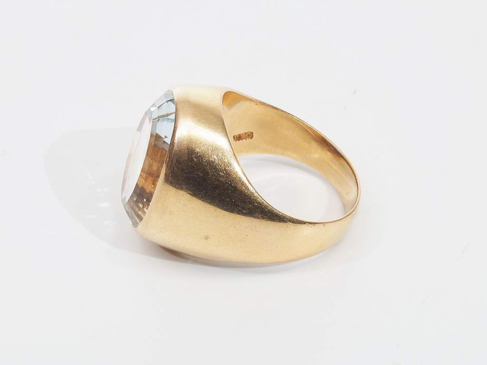 Massiver Ring mit Aquamarin. 750er Gelbgold. Oval facettiert, Größe Aquamarin: ca. 18,9 mm x 14,2 - Image 4 of 6