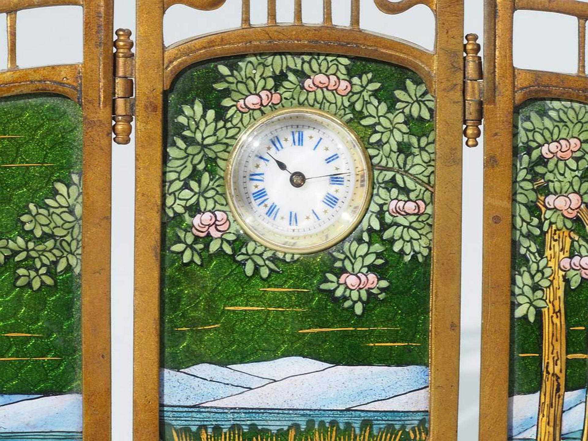 Minatur-Paravant mit Uhr. Dreiteiliger Paravant, Seitenteile beweglich, Messing, vermutlich emailli - Bild 3 aus 6