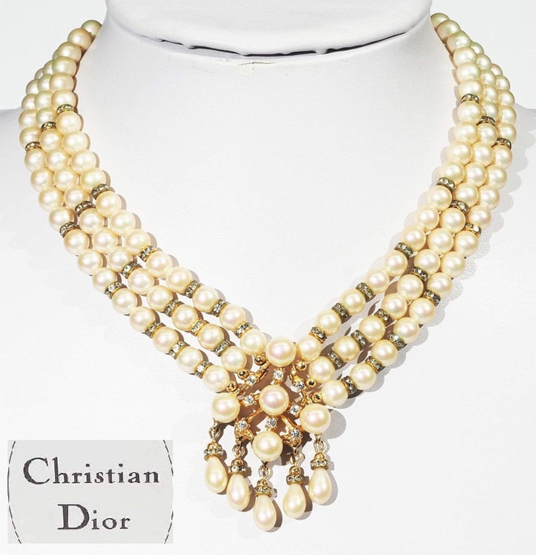 Dekorativer Modeschmuck " Perlencolier, DIOR'", signiert. Dreireihiges Collier mit dekorativem Mi