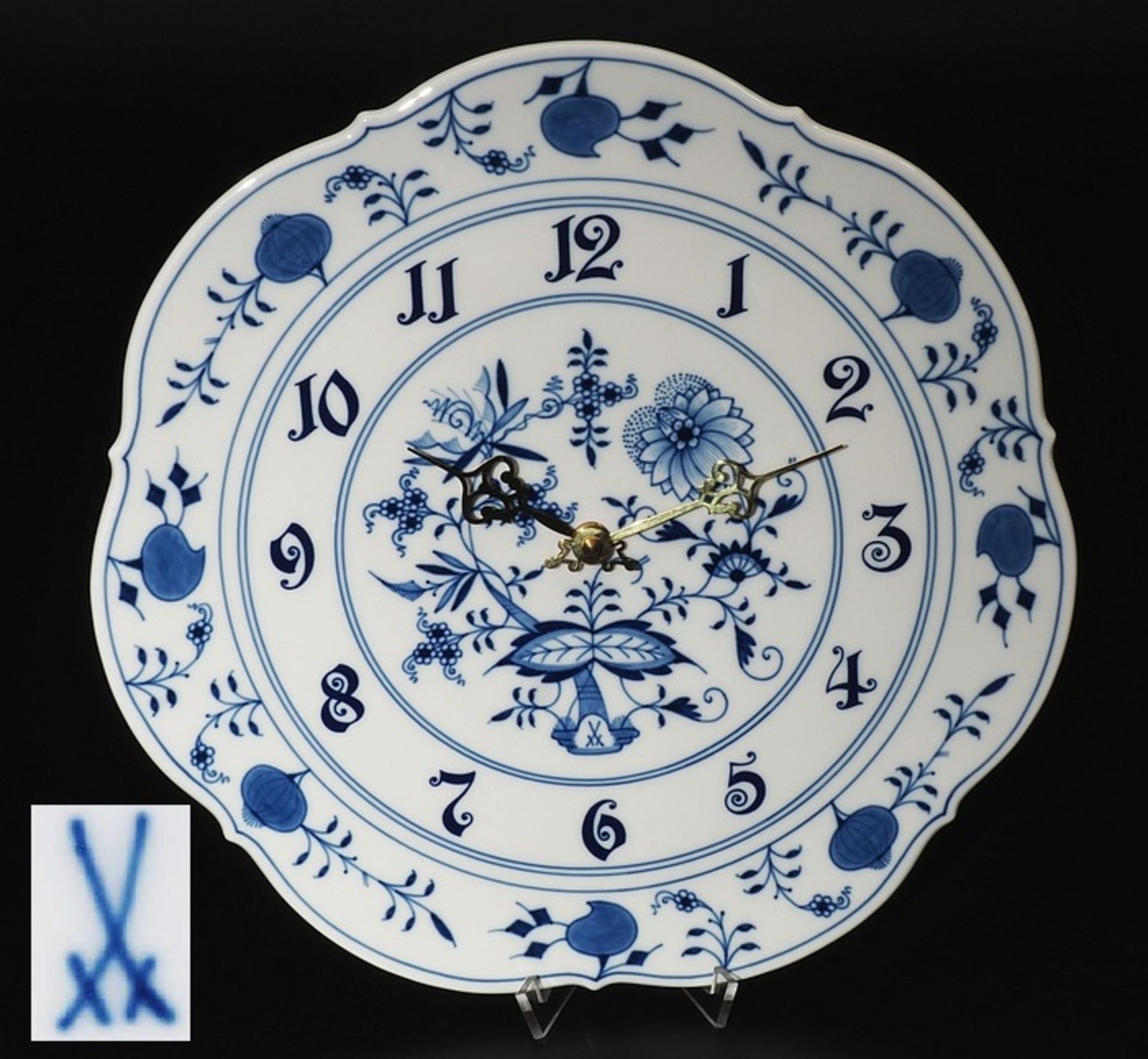 Montierte Uhr auf MEISSEN Teller, Marke 1934 - 1986 (ein Schleifstrich unter den Schwertern für un