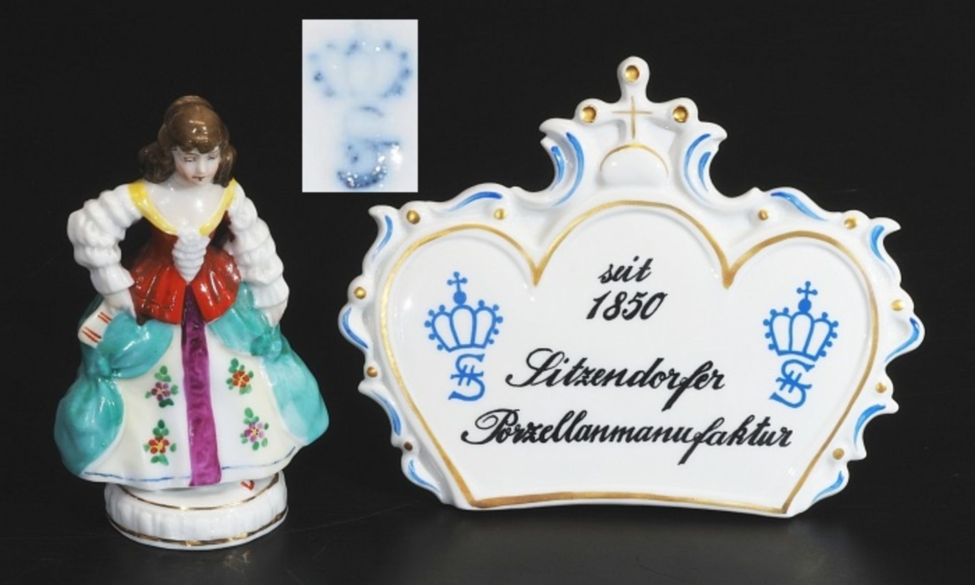 ) Kleine Figurine '"Rokokodame". Sitzendorfer Porzellan, 20. Jahrhundert, farbig staffiert, Höhe c