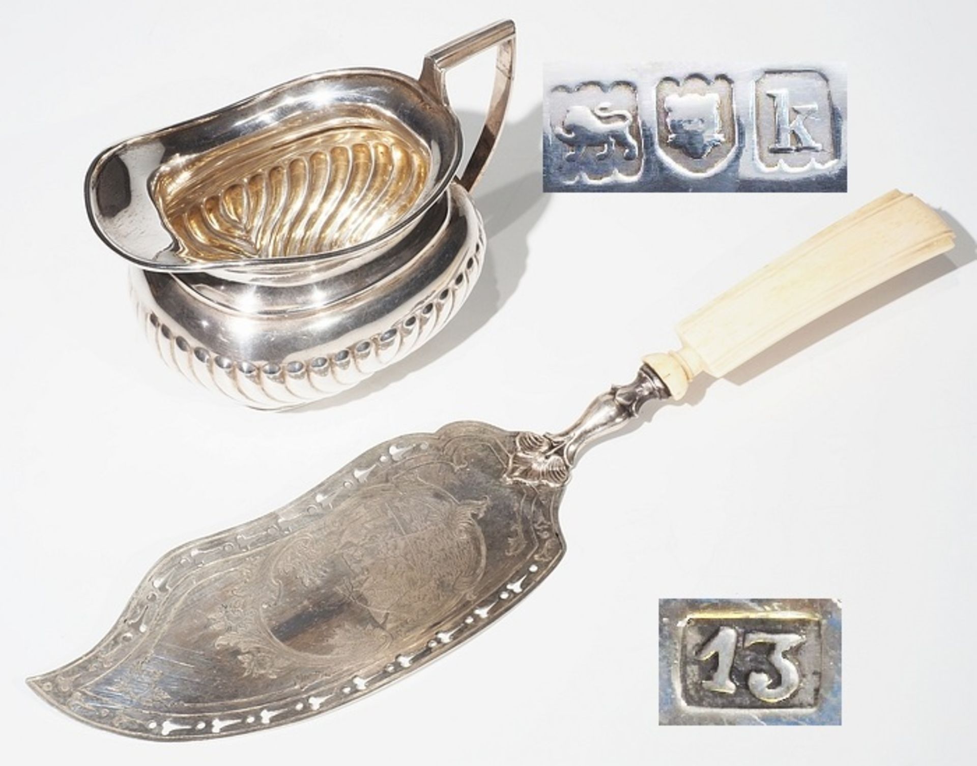 1) Pastetenheber mit Beinhandhabe, 13lötges Silber, Laffe dünnwandig getrieben mit fein geätztem