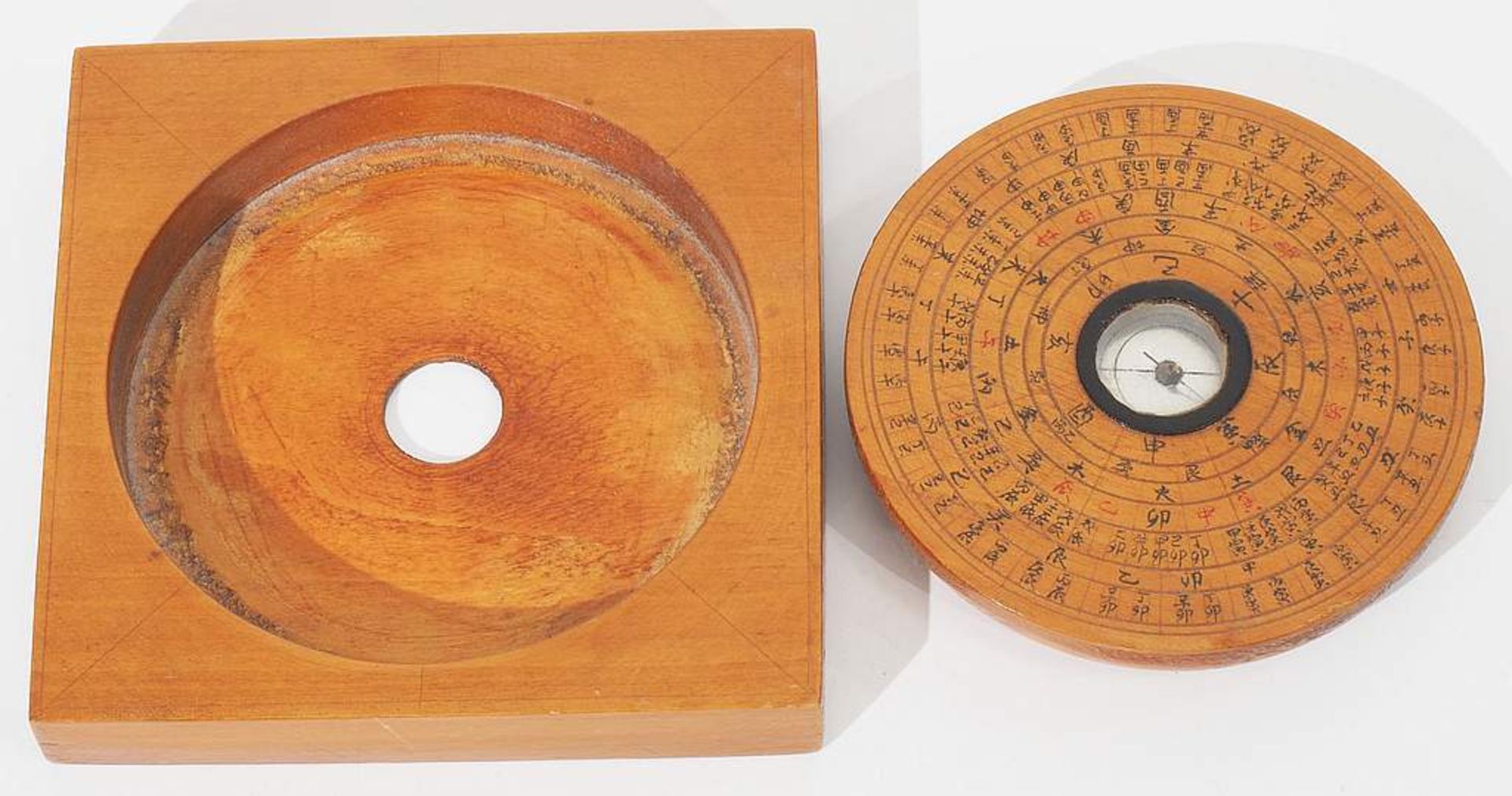 Feng Shui Kompass, China, wohl 19. Jahrhundert. Holzrahmen mit beweglichem Innenkreis, Höhe 2 cm - Image 4 of 5