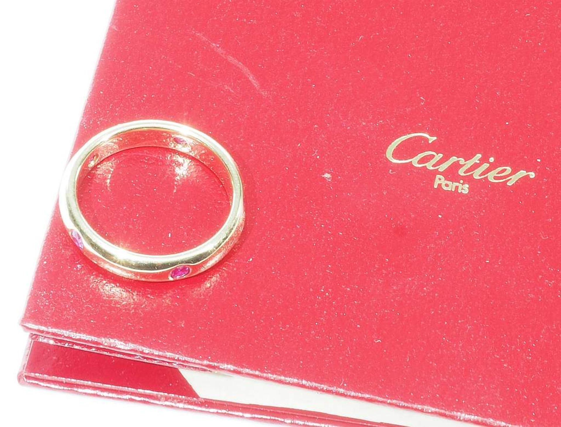 Memoire-Ring, CARTIER Paris. Ringschiene besetzt mit fünf Rubinen, gepunzt: 750 - Cartier - 1992 - - Image 7 of 8